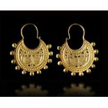 A PAIR OF BYZANTINE GOLD LUNATE EARRINGS, 6TH-7TH CENTURY AD