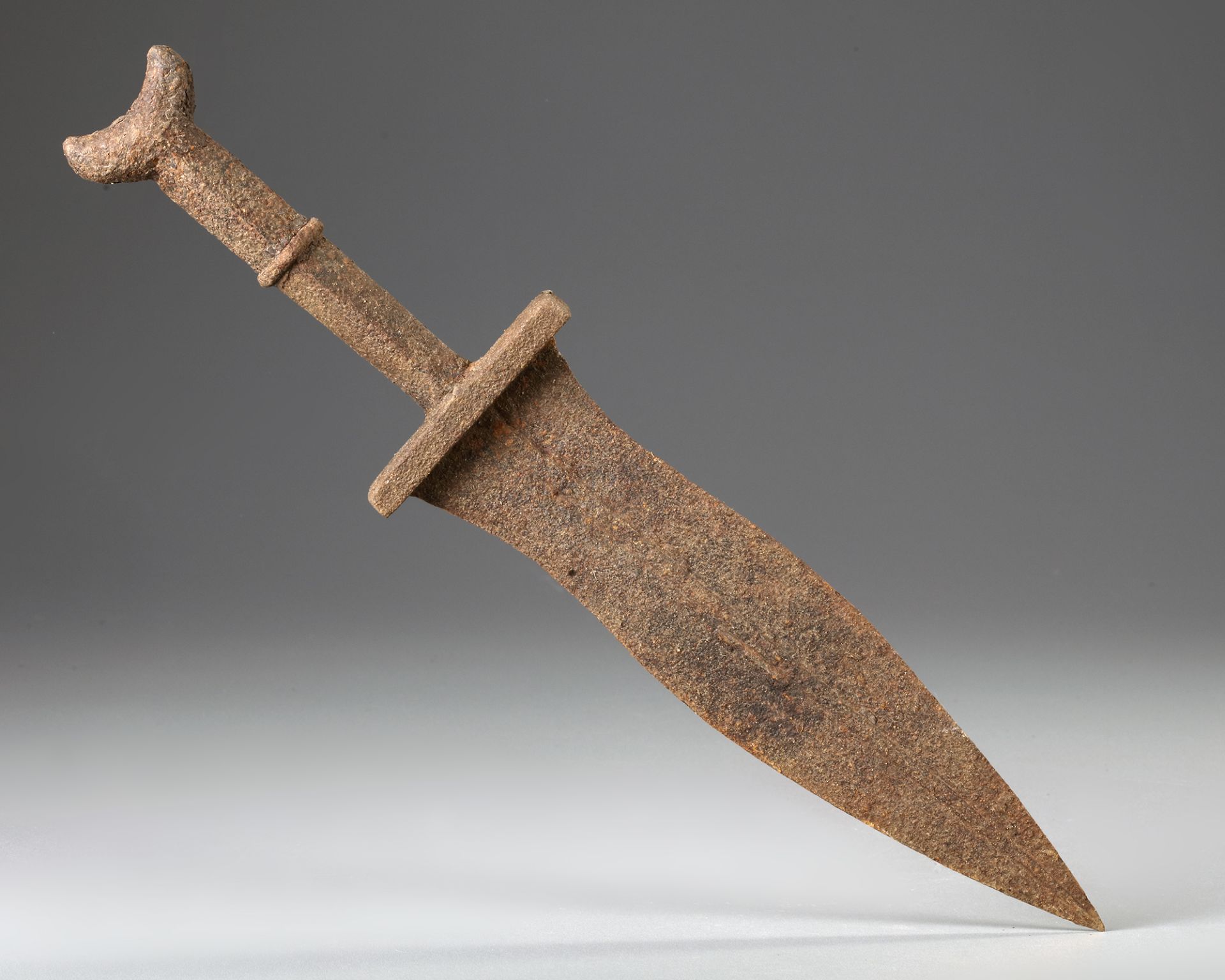 AN IRON PUGLIO OR SHORT DAGGER, ROMAN, 1ST CENTURY AD - Bild 4 aus 5