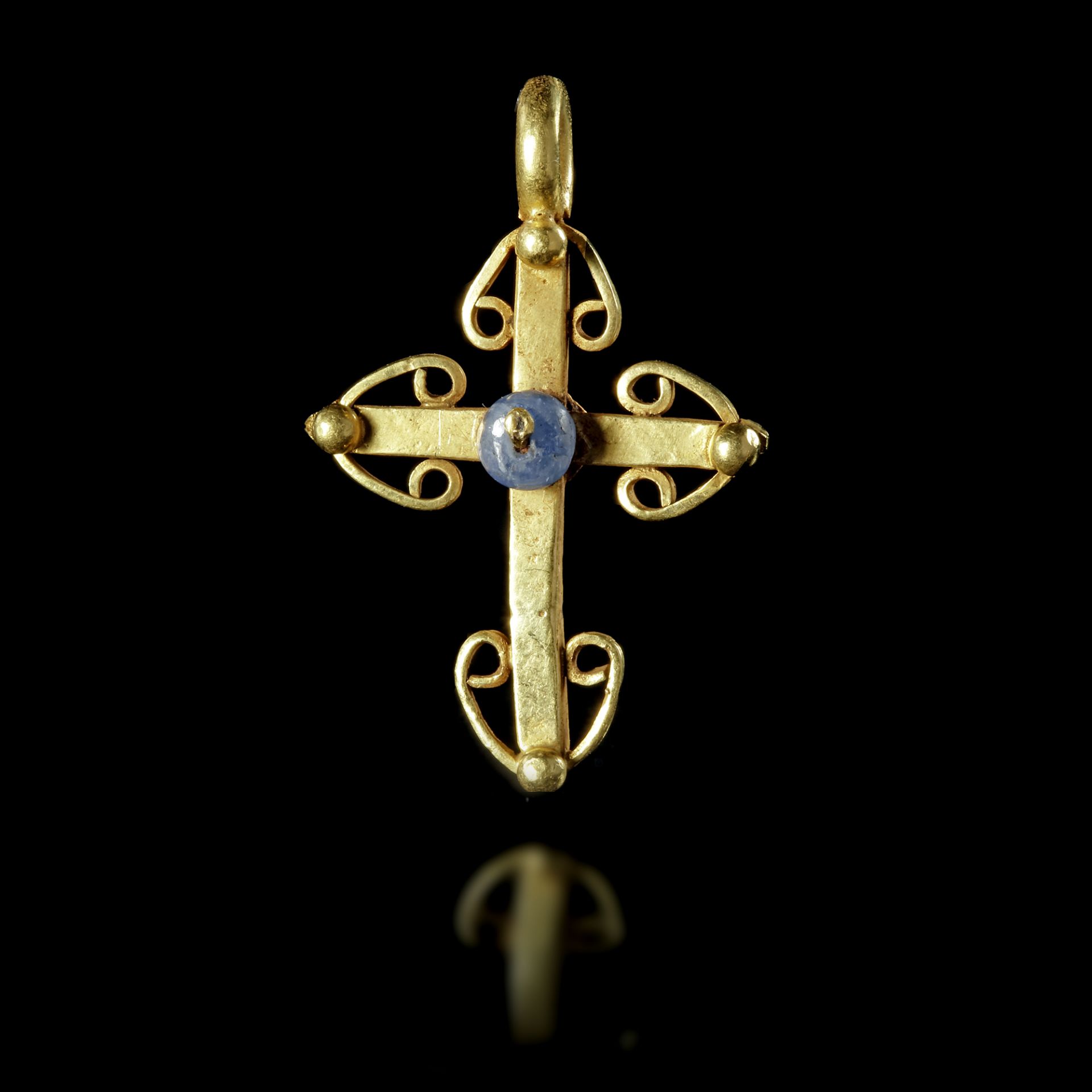 AN UNUSUAL BYZANTINE GOLD CROSS, 6TH-7TH CENTURY AD