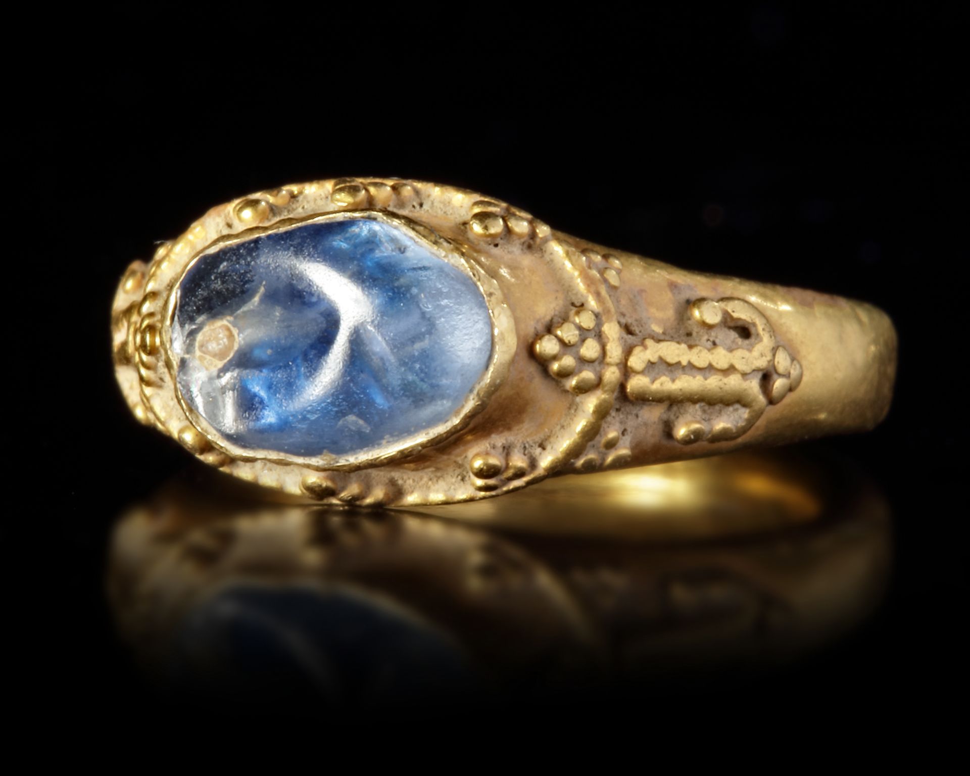 AN EARLY ISLAMIC SAPPHIRE SET GOLD RING, 10TH-11TH CENTURY - Bild 2 aus 8