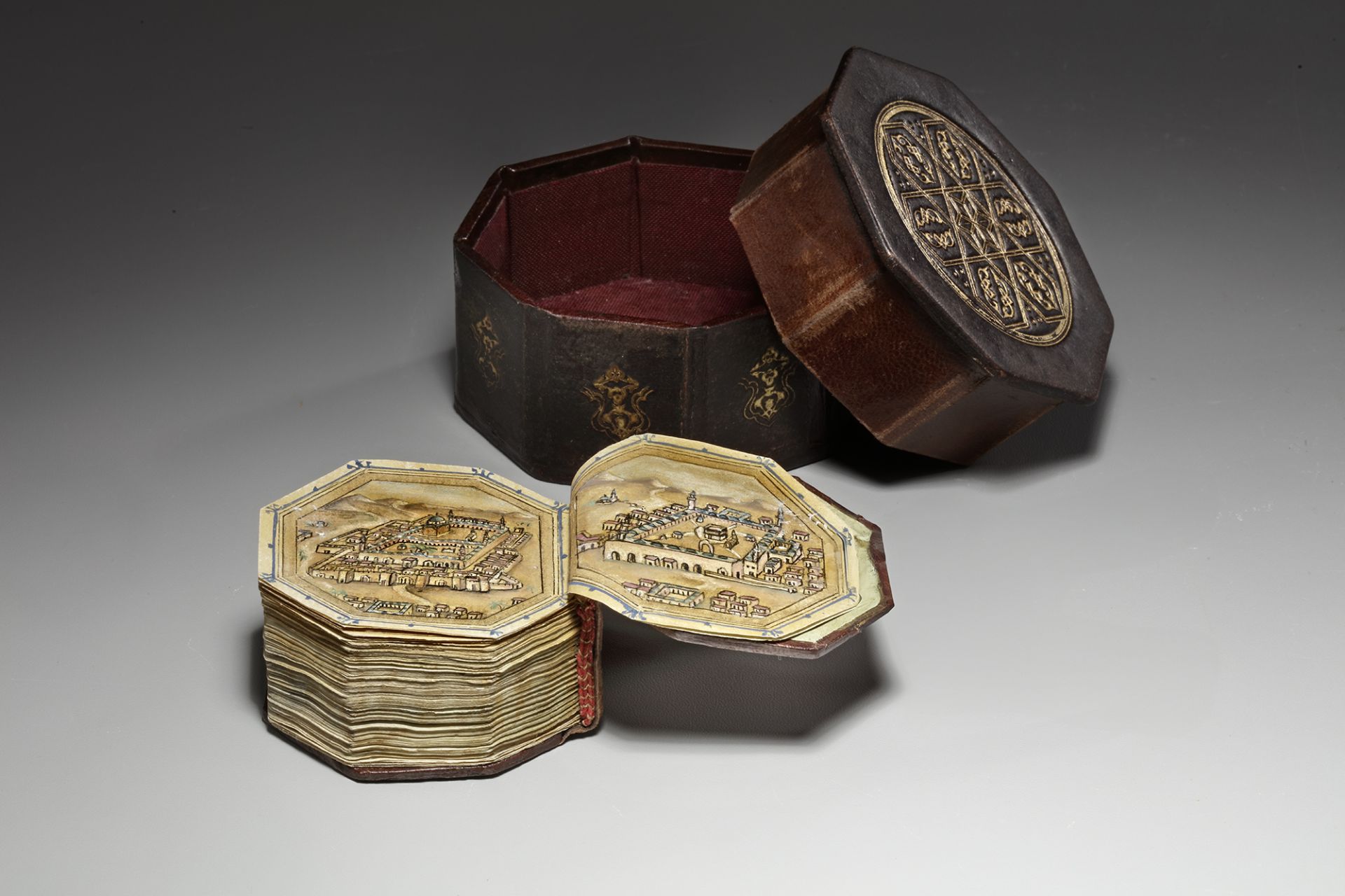 AN ILLUMINATED MINIATURE OCTAGONAL QURAN WRITTEN BY MUHAMMED AL-KHALAWI, TURKEY DATED 1213 AH/1798 A - Bild 9 aus 12