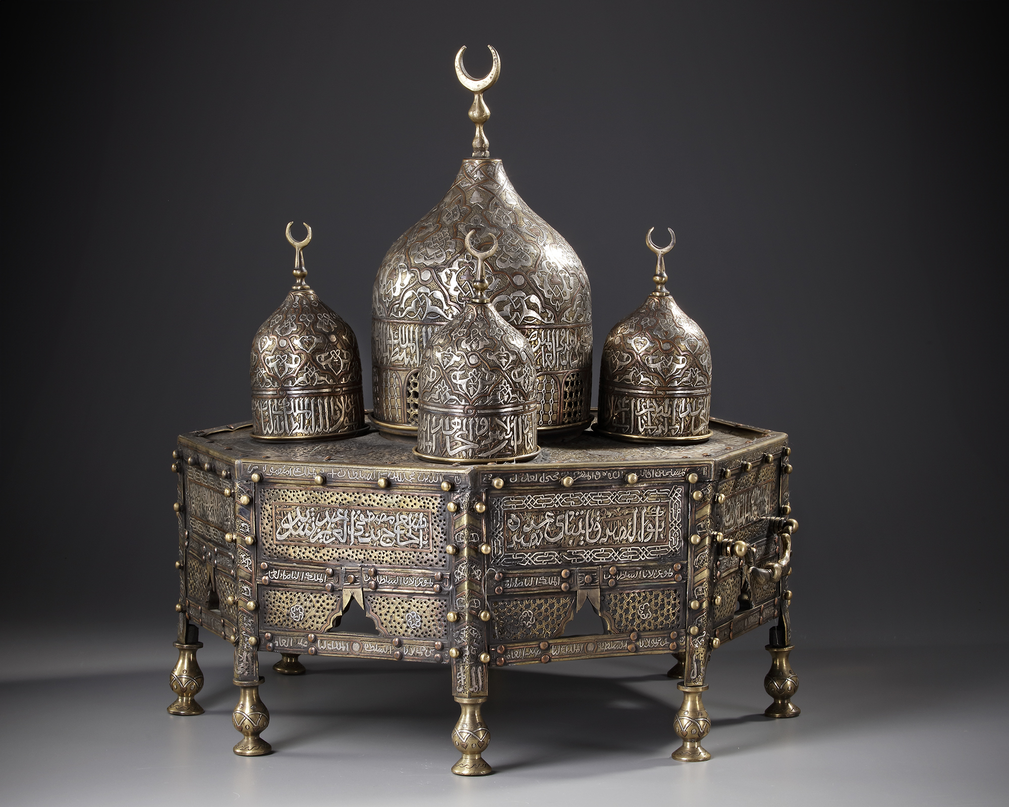 A LARGE MAMLUK REVIVAL SILVER INLAID BRASS DOMED INCENSE BURNER, EARLY 20TH CENTURY - Bild 2 aus 6