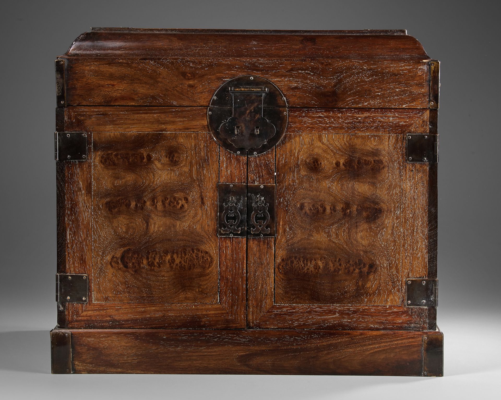 A CHINESE WOODEN CHEST, GUANPIXIANG, LATE 19TH CENTURY EARLY 20TH CENTURY - Bild 3 aus 6