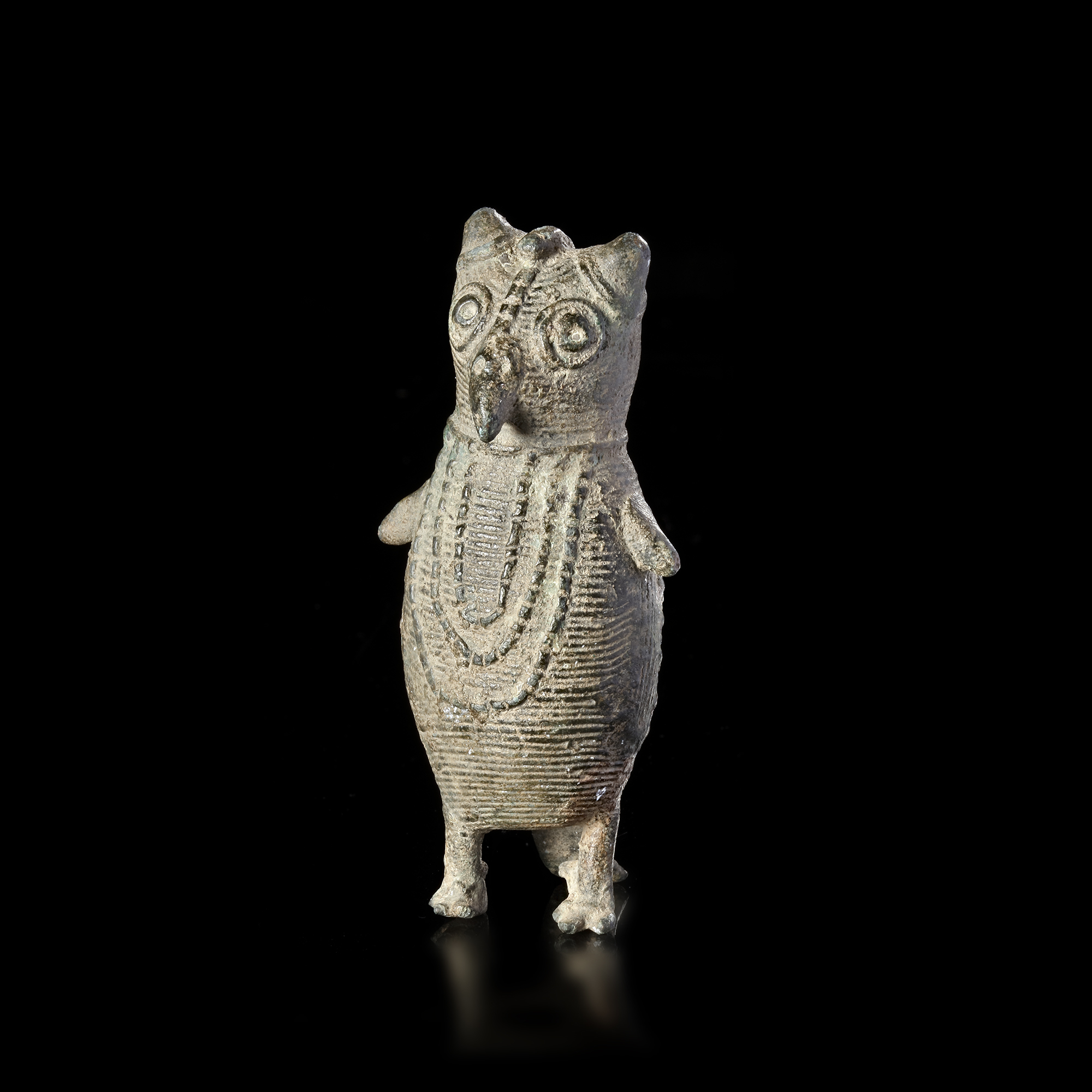 A WEST AFRICAN AKAN/ASHANTI BRONZE WEIGHT IN THE SHAPE OF AN OWL, 18TH CENTURY AD OR POSSIBLY EARLIE - Image 2 of 4