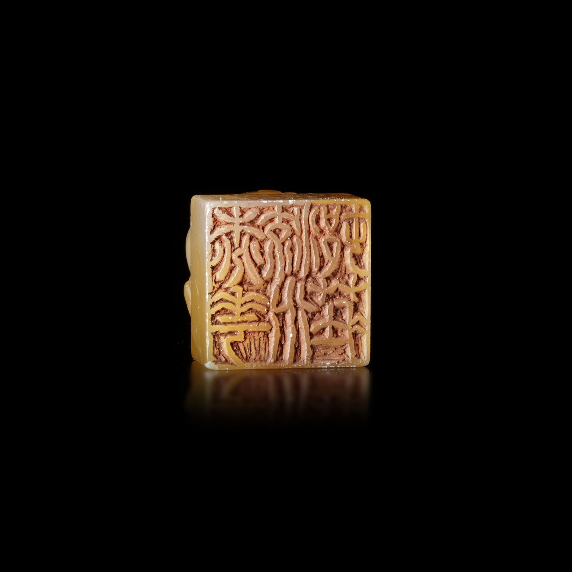 A CHINESE CARVED 'LION' TIANHUANG SEAL, QING DYNASTY (1644-1911) - Image 3 of 3