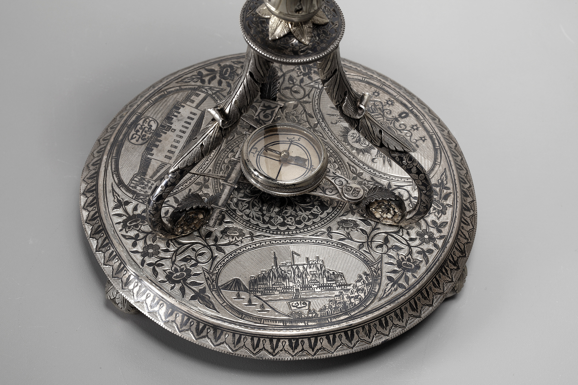 AN OTTOMAN SILVER, NIELLOED AND ENGRAVED GLOBE CLOCK BEARING THE TUGHRA OF SULTAN ABDULHAMID II TURK - Image 17 of 18