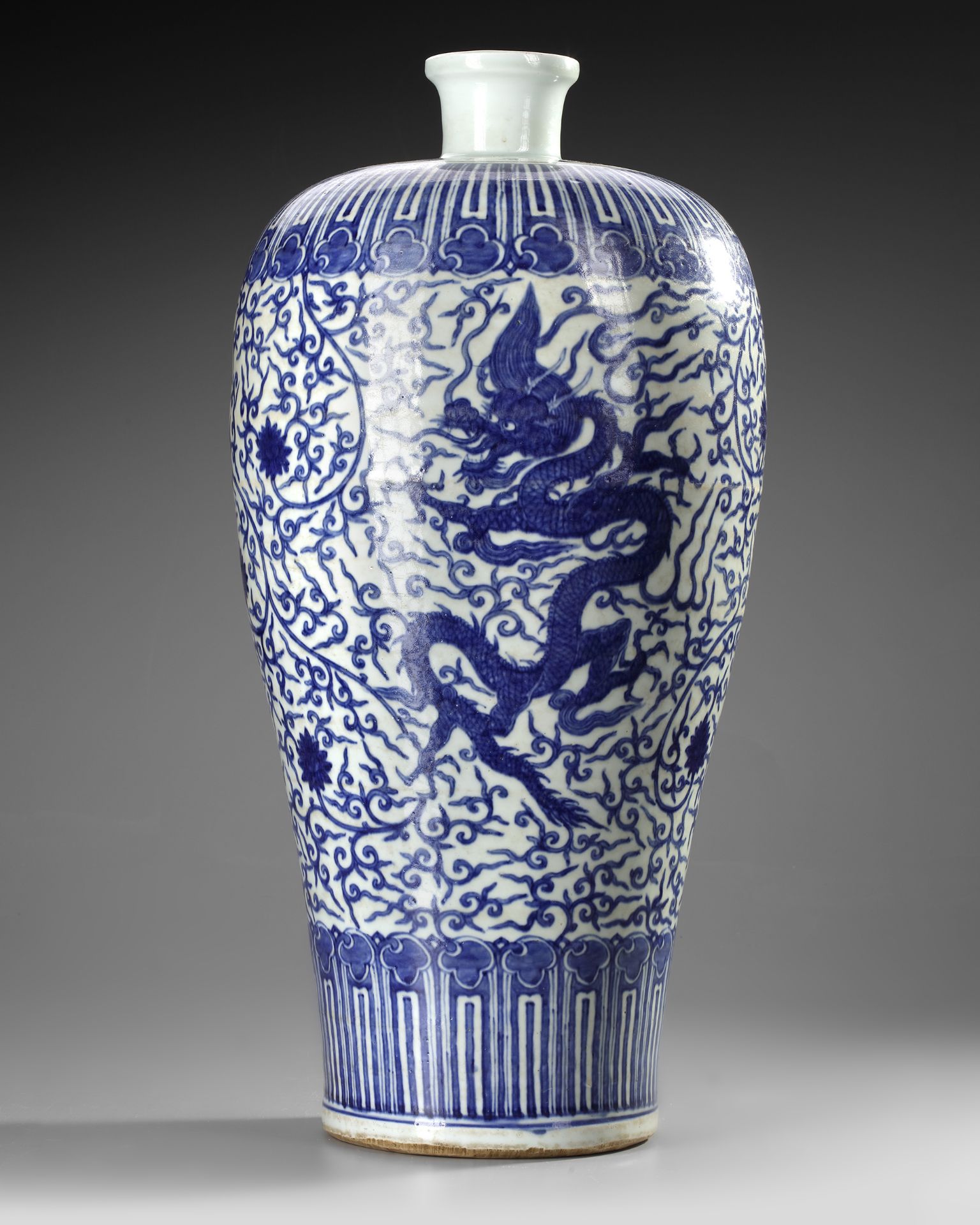 A MASSIVE BLUE AND WHITE ‘DRAGON’ VASE, MEIPING, WITH COVER - Bild 7 aus 7