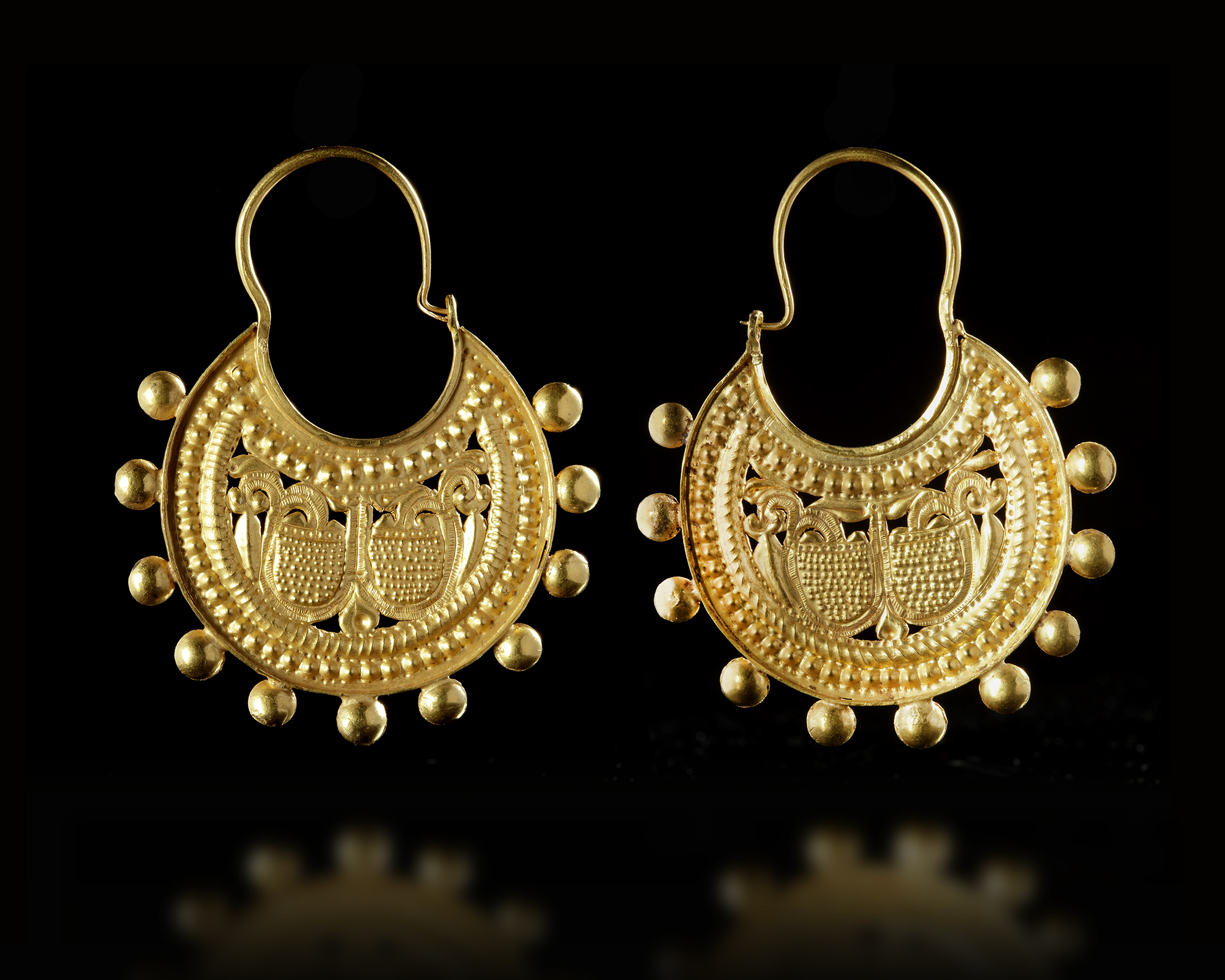 A PAIR OF BYZANTINE GOLD LUNATE EARRINGS, 6TH-7TH CENTURY AD - Image 2 of 4