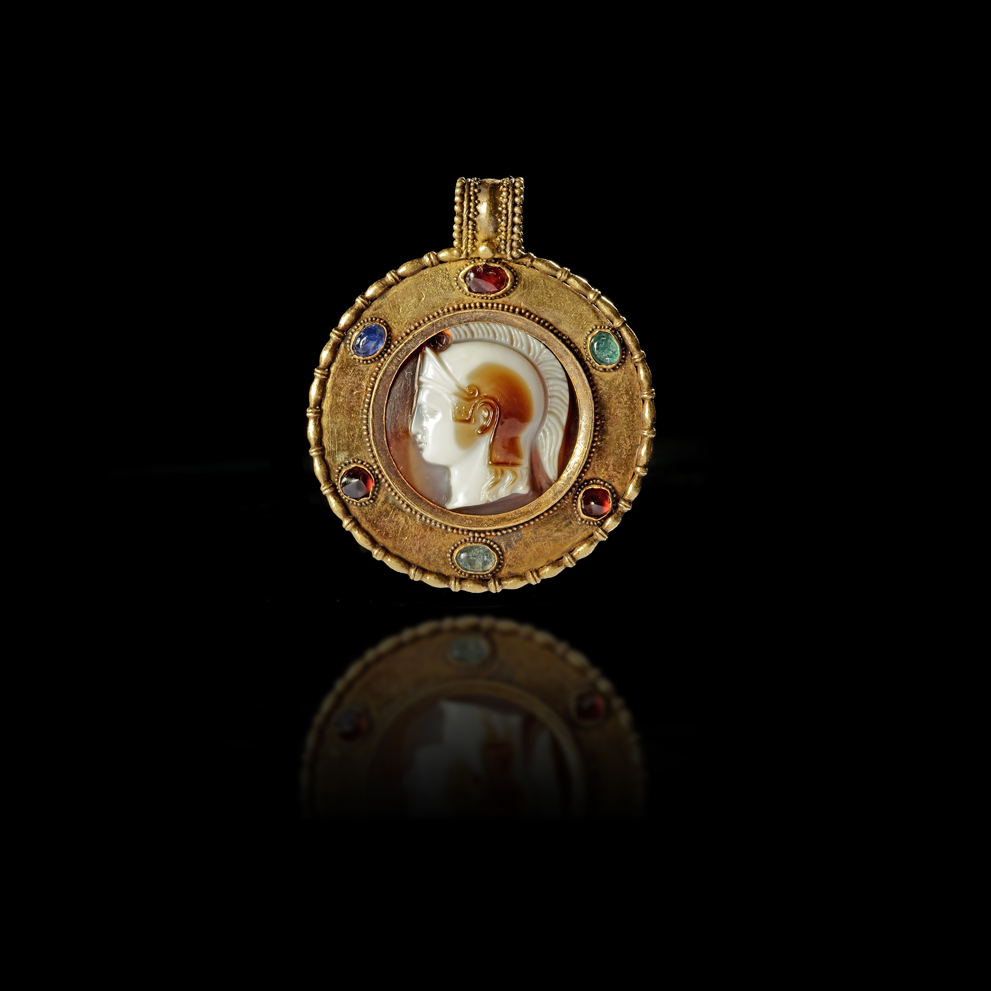 A ROMAN GOLD PENDANT WITH A CAMEO INLAY, 1ST-2ND CENTURY AD - Image 2 of 3