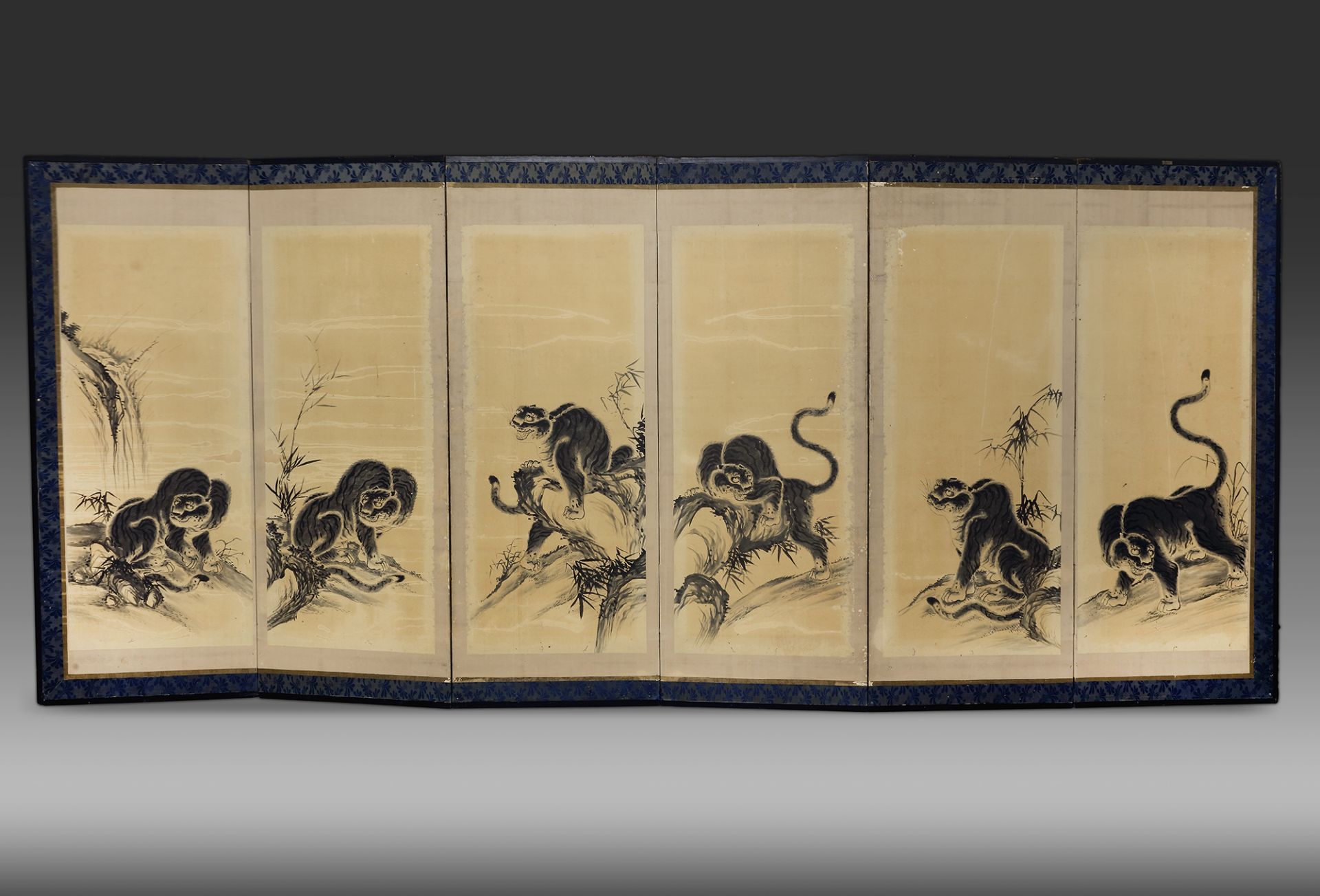 A LARGE JAPANESE SIX-PANEL BYÔBU (FOLDING SCREEN) WITH TIGERS, 19TH CENTURY - Bild 2 aus 2