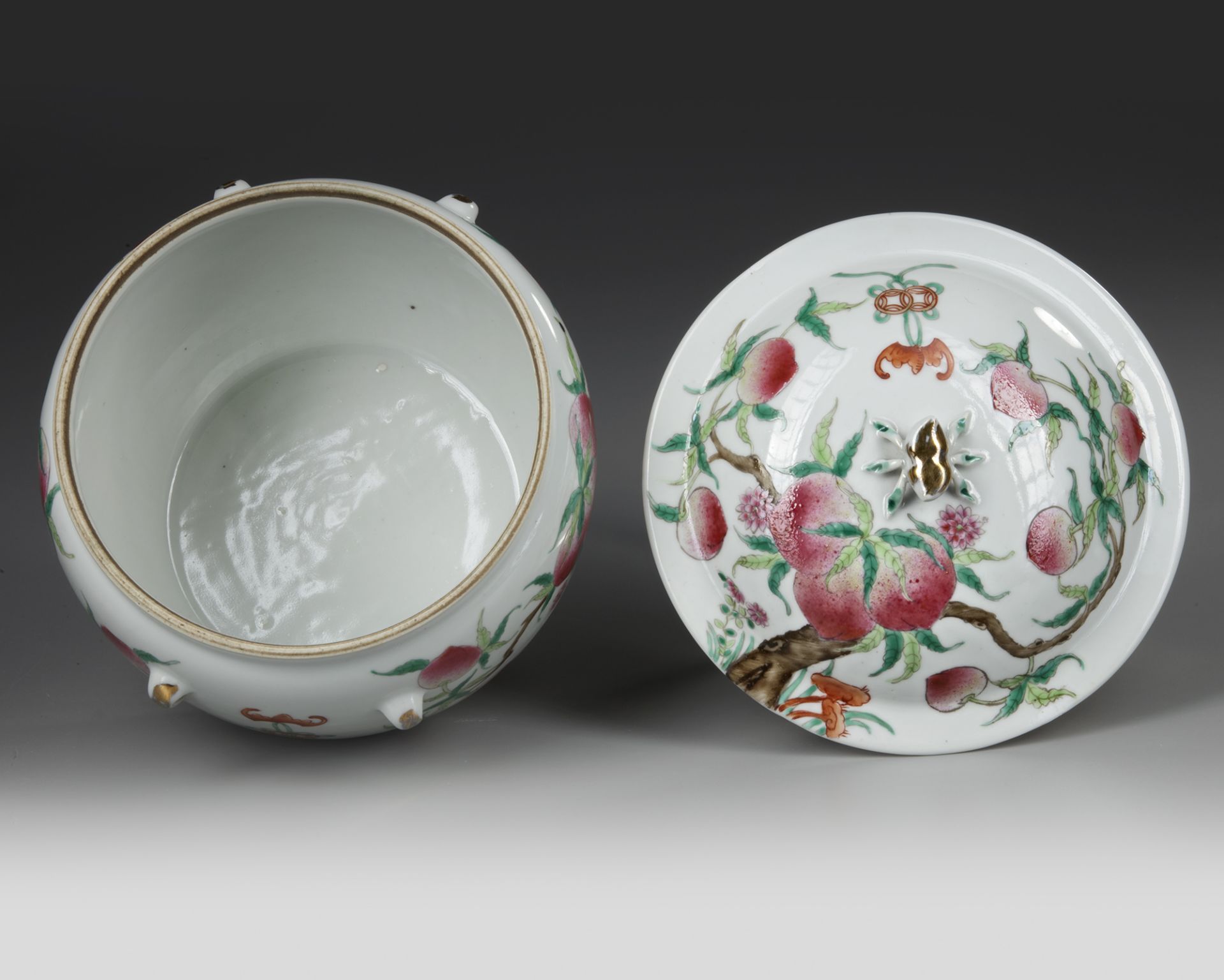 A CHINESE FAMILLE ROSE PEACH POT AND COVER, 20TH CENTURY - Bild 3 aus 4