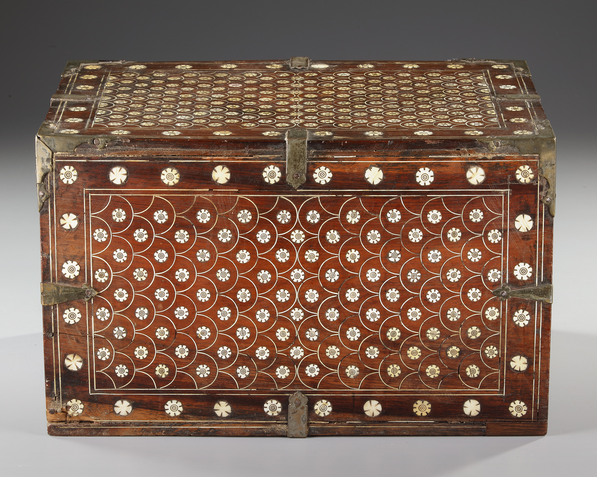 AN INDO-PORTUGUESE WOODEN AND BONE INLAID CHEST, GOA, 17TH CENTURY - Image 9 of 10