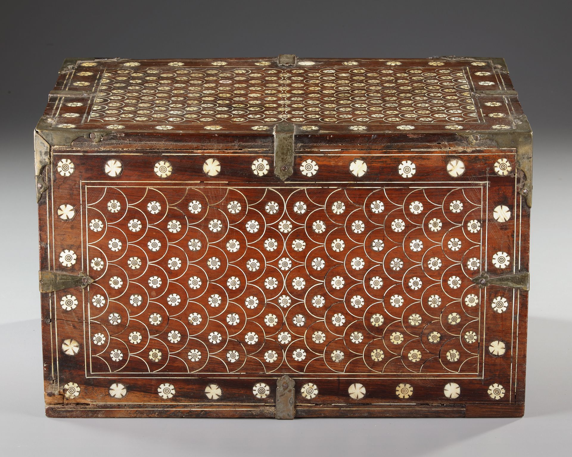 AN INDO-PORTUGUESE WOODEN AND BONE INLAID CHEST, GOA, 17TH CENTURY - Bild 9 aus 10