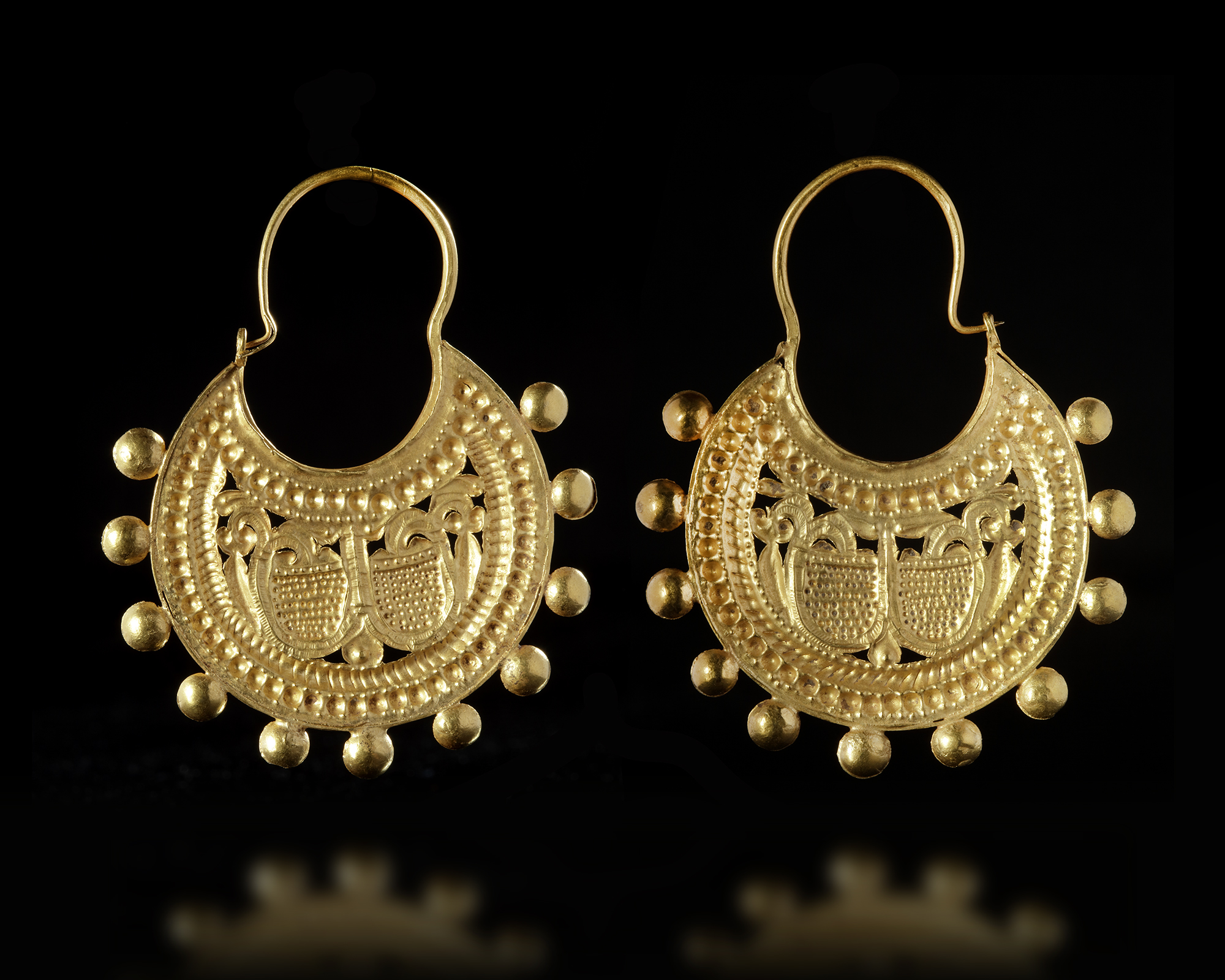 A PAIR OF BYZANTINE GOLD LUNATE EARRINGS, 6TH-7TH CENTURY AD - Image 3 of 4