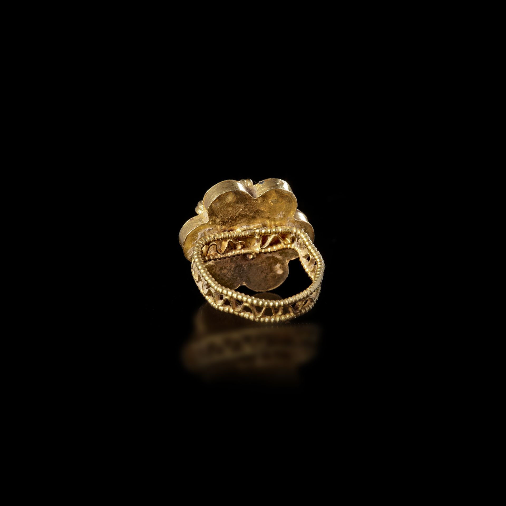 A LATE ROMAN/EARLY BYZANTINE GOLD RING WITH A GARNET, 5TH-6TH CENTURY AD - Image 2 of 4
