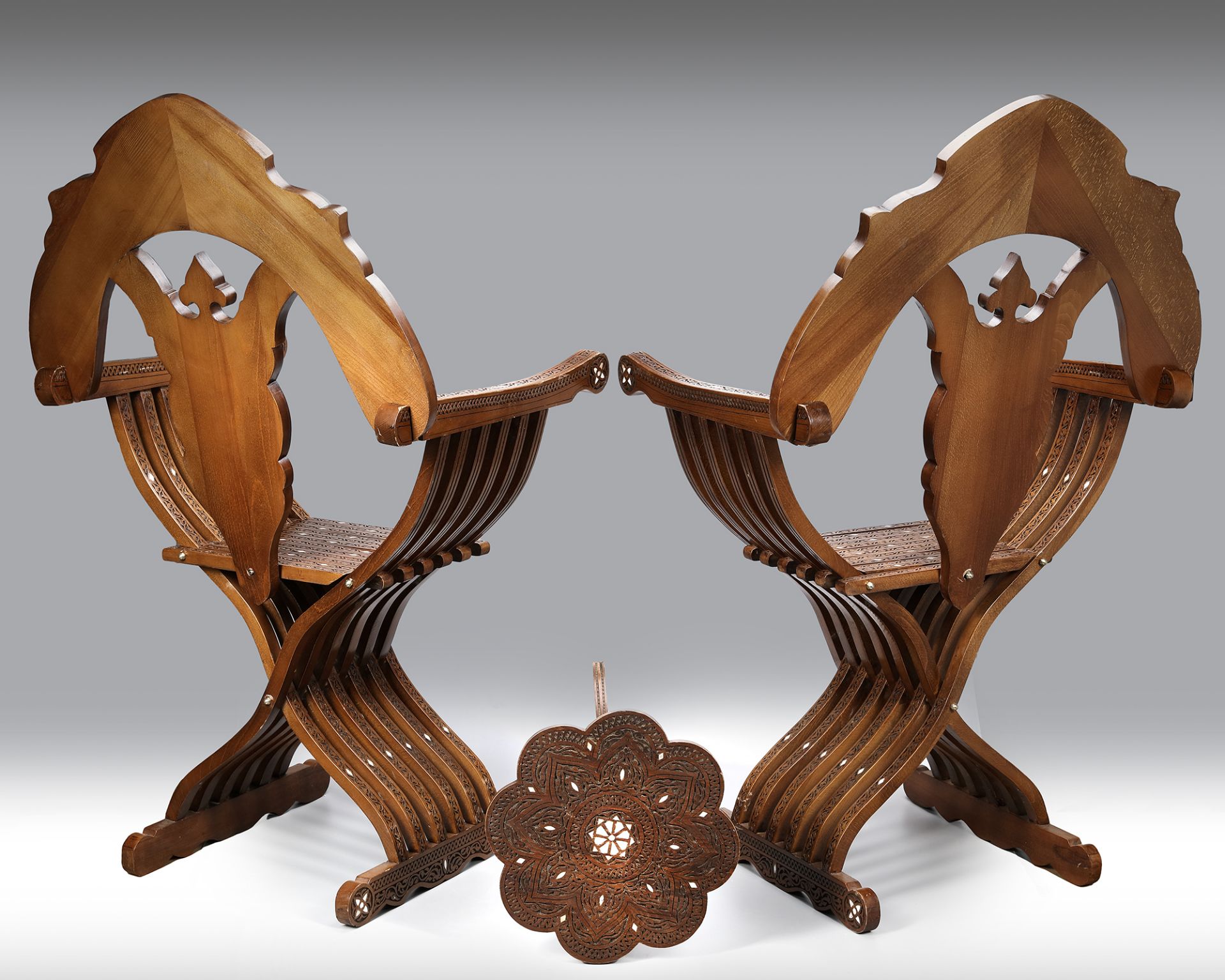 A PAIR OF SYRIAN MOTHER OF PEARL INLAID FOLDING CHAIRS AND A TABLE, LATE 19TH CENTURY - Bild 3 aus 3