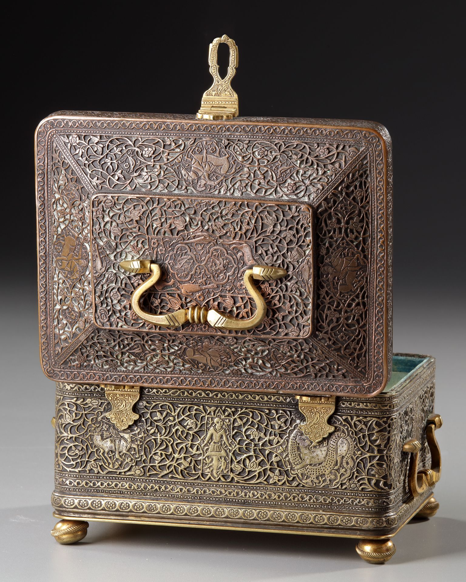 AN ENGRAVED AND PIERCED QAJAR BRASS CASKET, 18TH - 19TH CENTURY - Bild 5 aus 5