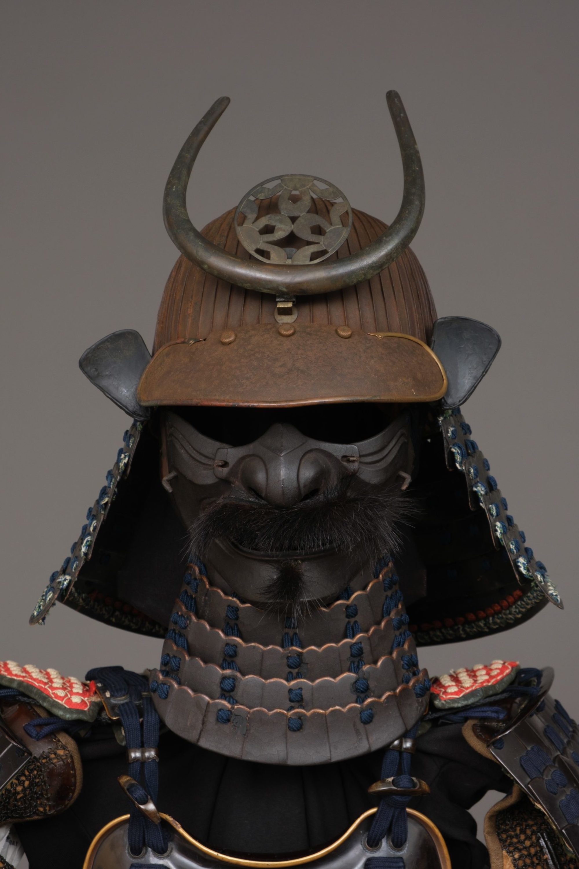 A JAPANESE SUIT OF ARMOUR (YOROI), FIRST HALF 19TH CENTURY (LATE EDO PERIOD) - Image 4 of 4