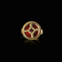 A GOLD GOTHIC RING WITH A GARNET INLAID BEZEL, 5TH CENTURY AD