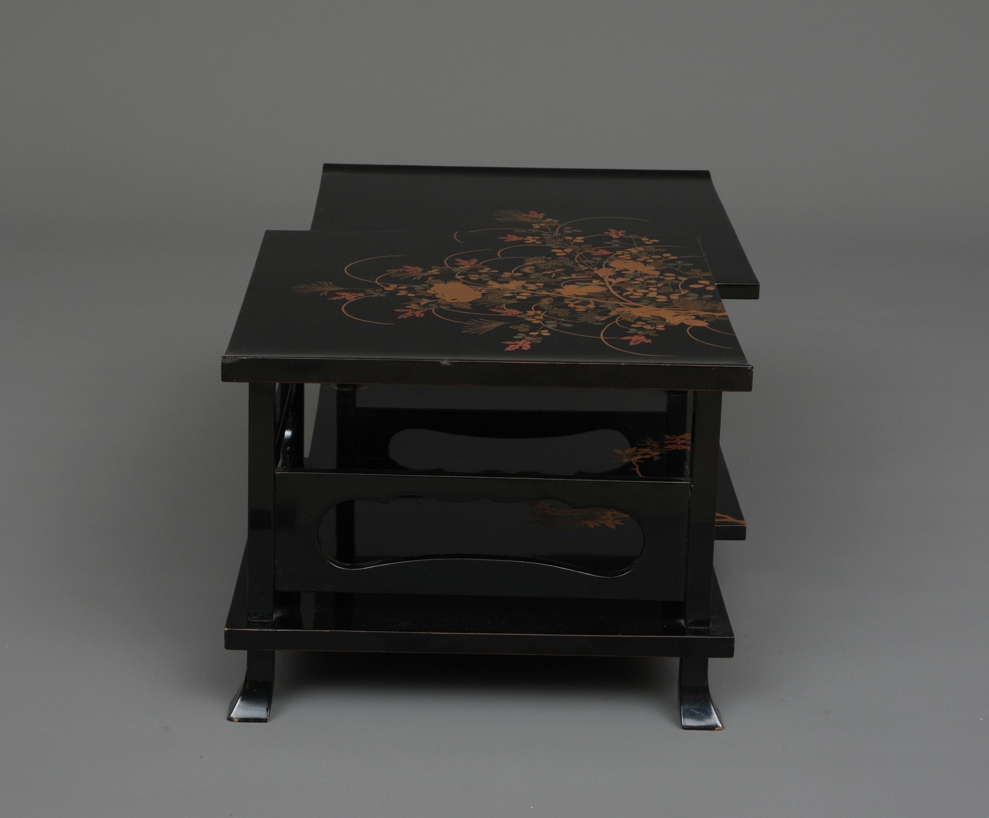 A JAPANESE LACQUER LOW TWO-TIERED DISPLAY TABLE, 1912-1926 (TAISHO PERIOD) - Image 5 of 15