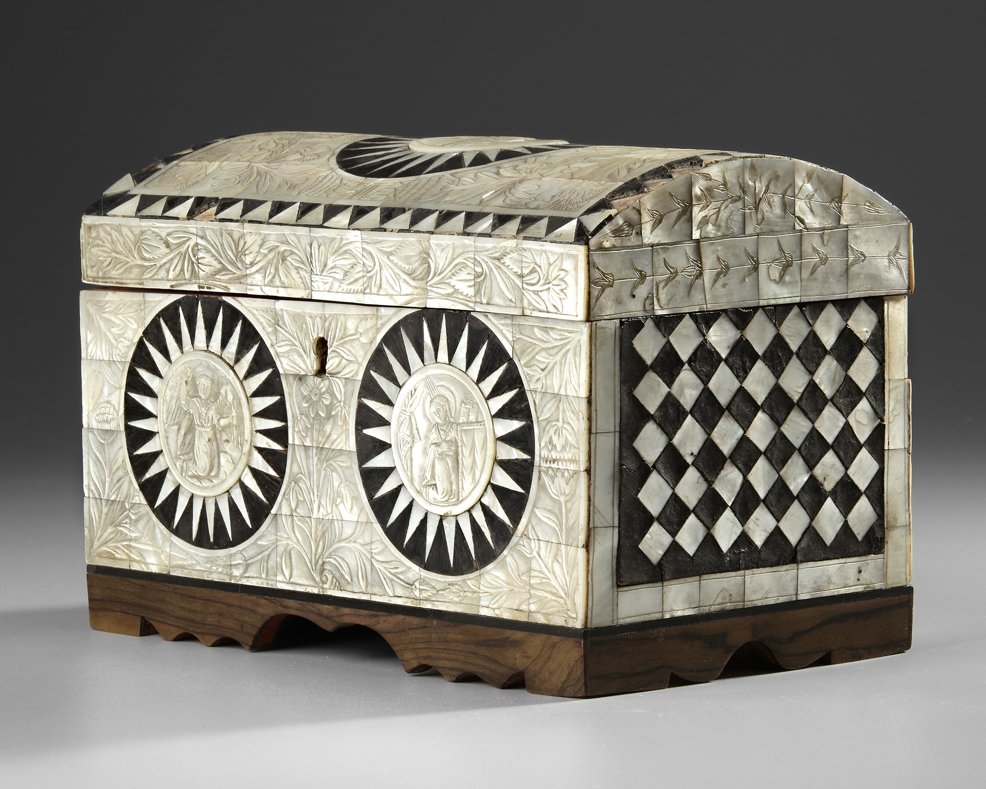 AN OTTOMAN MOTHER OF PEARL INLAID WOODEN BOX, TURKEY PROVINCES, 19TH CENTURY - Image 2 of 5