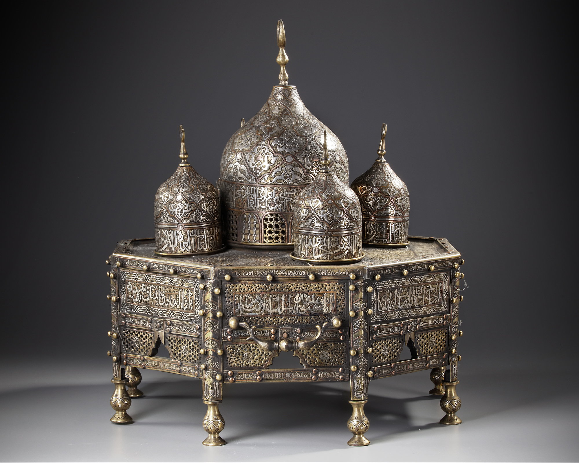 A LARGE MAMLUK REVIVAL SILVER INLAID BRASS DOMED INCENSE BURNER, EARLY 20TH CENTURY - Bild 3 aus 6