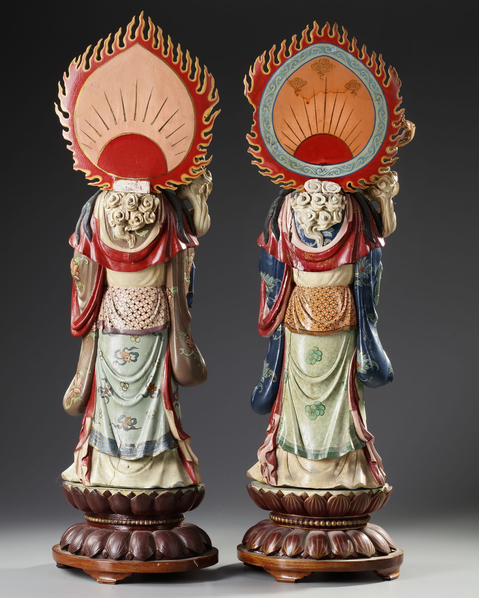 A PAIR OF CHINESE POLYCHROME PAINTED WOODEN CARVED FIGURES OF GUANYIN, EARLY 20TH CENTURY - Bild 4 aus 5