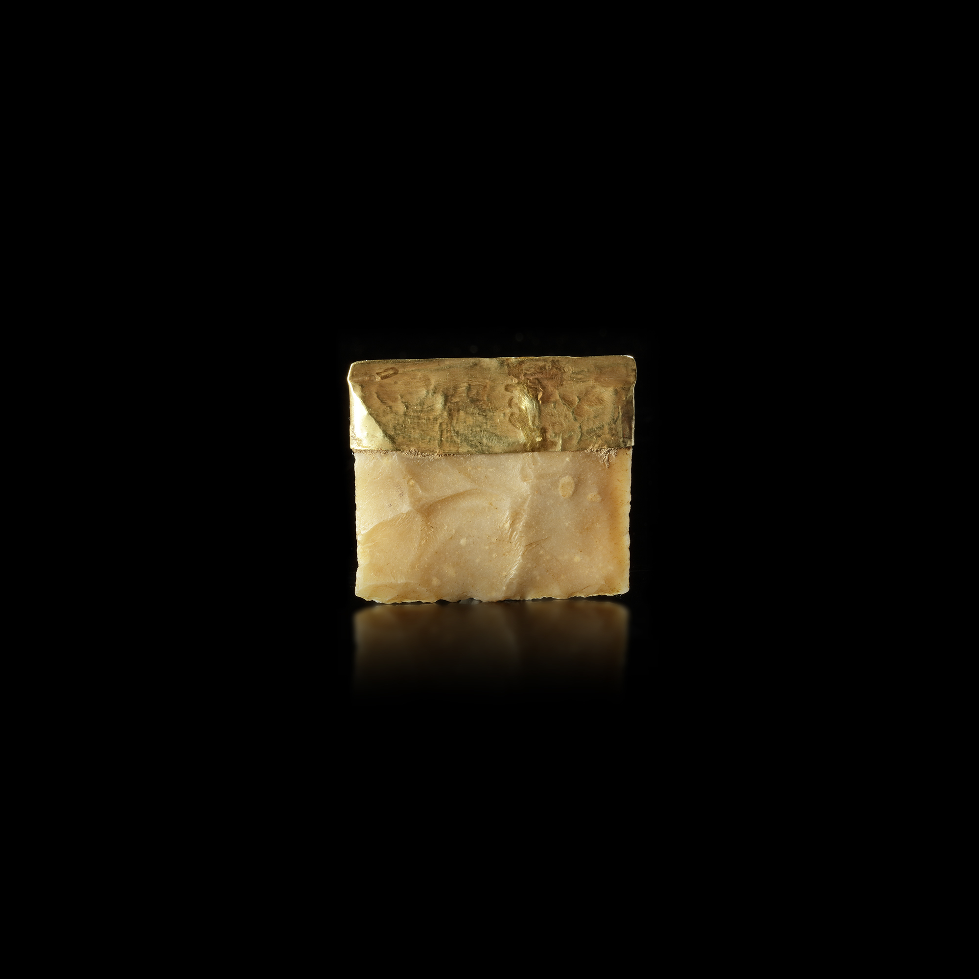 A NEAR EASTERN FLINT TOOL PARTIALLY ENCASED IN GOLD, 3RD-4TH MILLENNIUM BC - Image 2 of 3