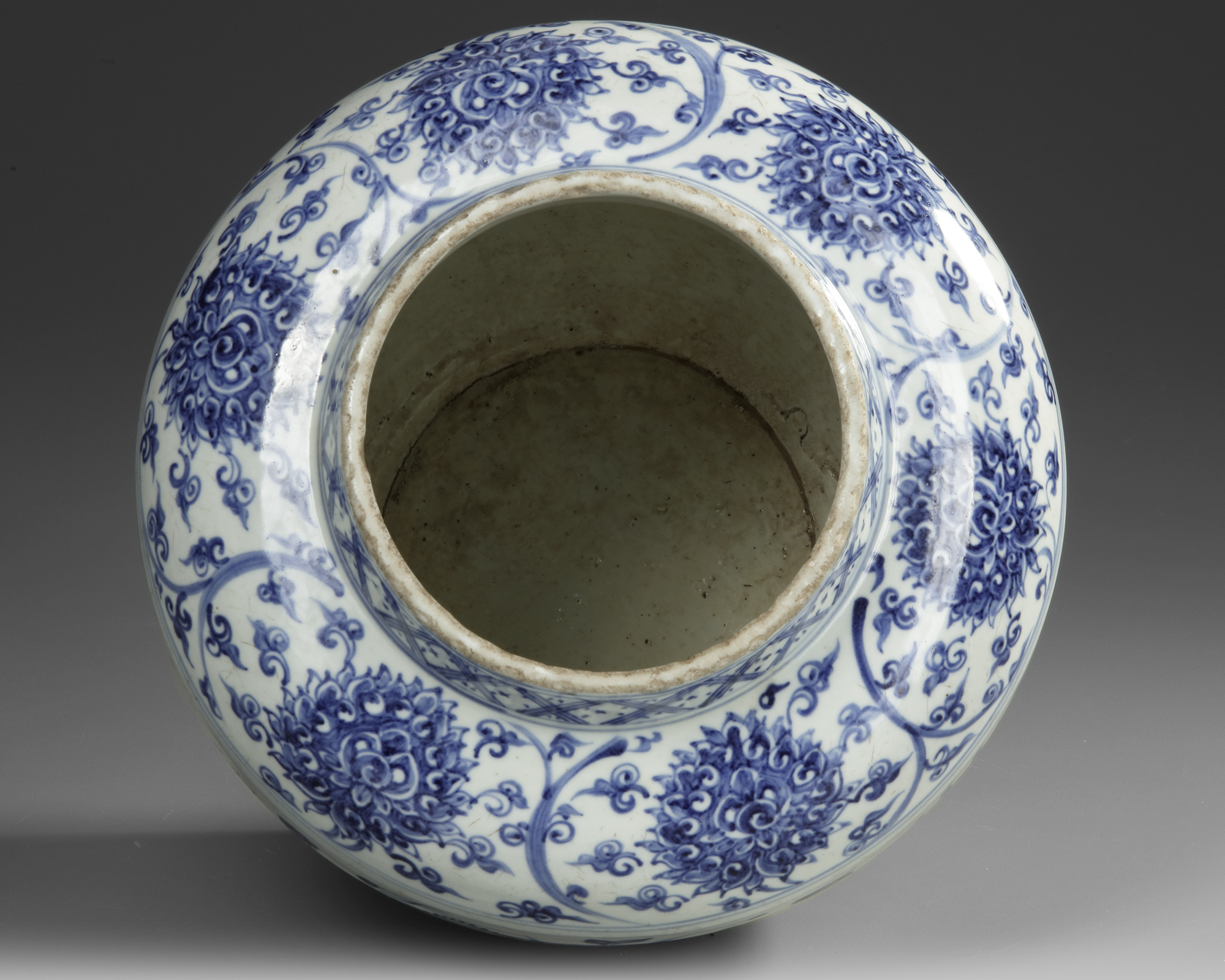 A CHINESE BLUE AND WHITE JAR, MING DYNASTY (1368-1644) OR LATER - Image 3 of 4