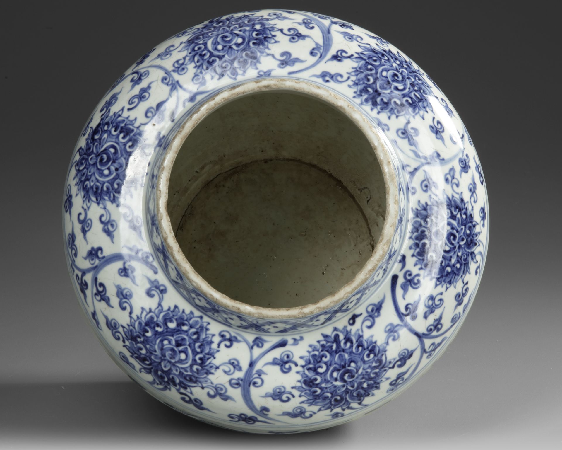 A CHINESE BLUE AND WHITE JAR, MING DYNASTY (1368-1644) OR LATER - Bild 3 aus 4