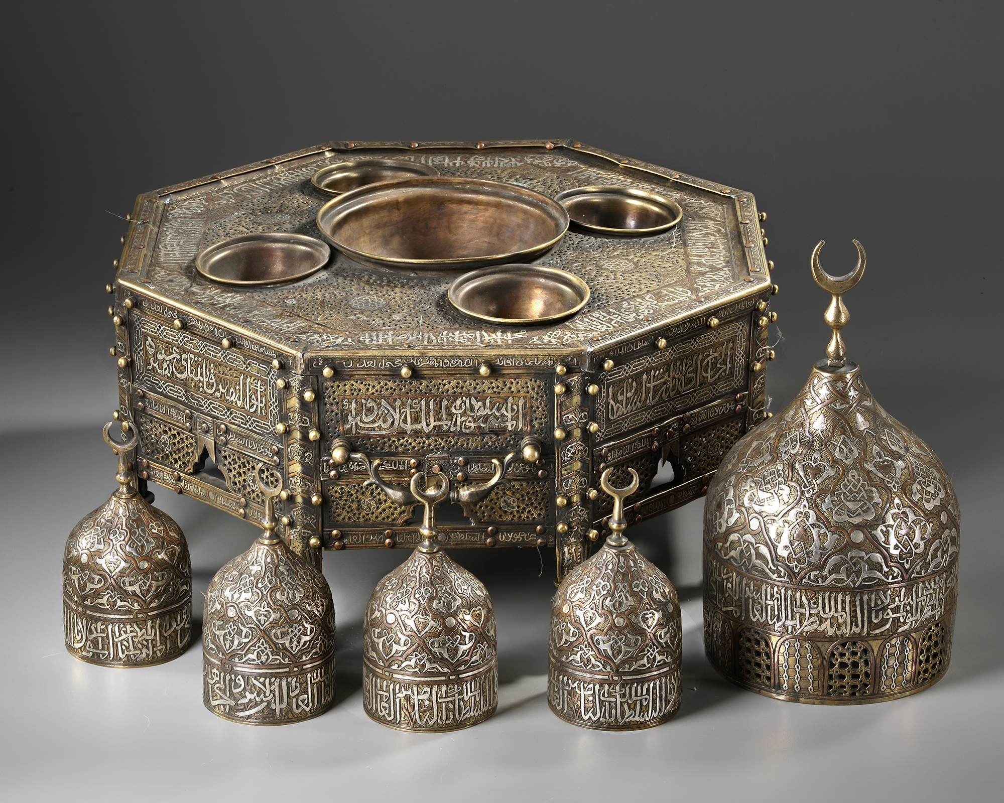 A LARGE MAMLUK REVIVAL SILVER INLAID BRASS DOMED INCENSE BURNER, EARLY 20TH CENTURY - Bild 5 aus 6