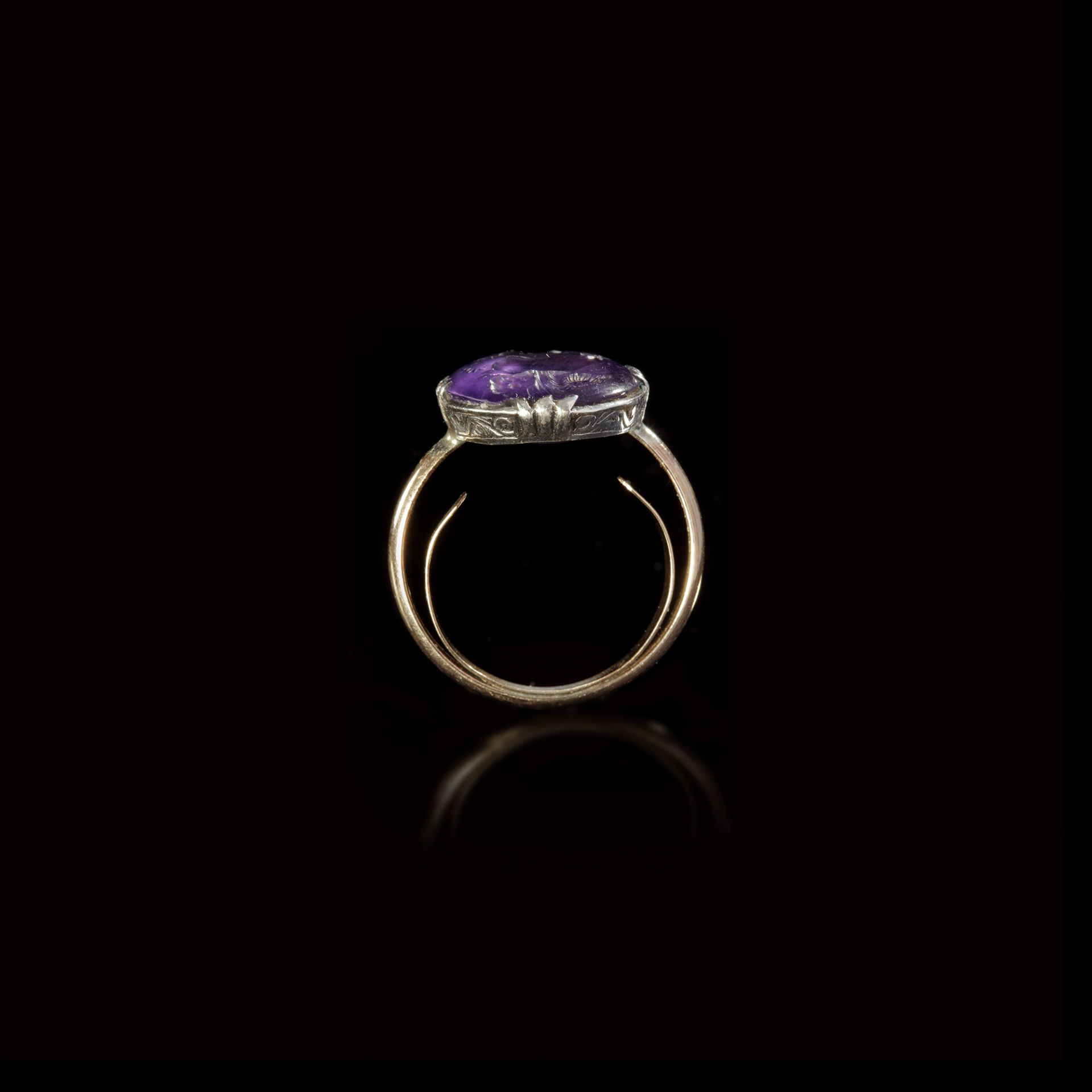 AN ANTIQUE RING WITH A ROMAN AMETHYST INTAGLIO, 1ST CENTURY AD, 18TH CENTURY RING - Image 3 of 7