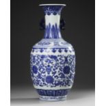 A CHINESE BLUE AND WHITE VASE, 19TH-20TH CENTURY