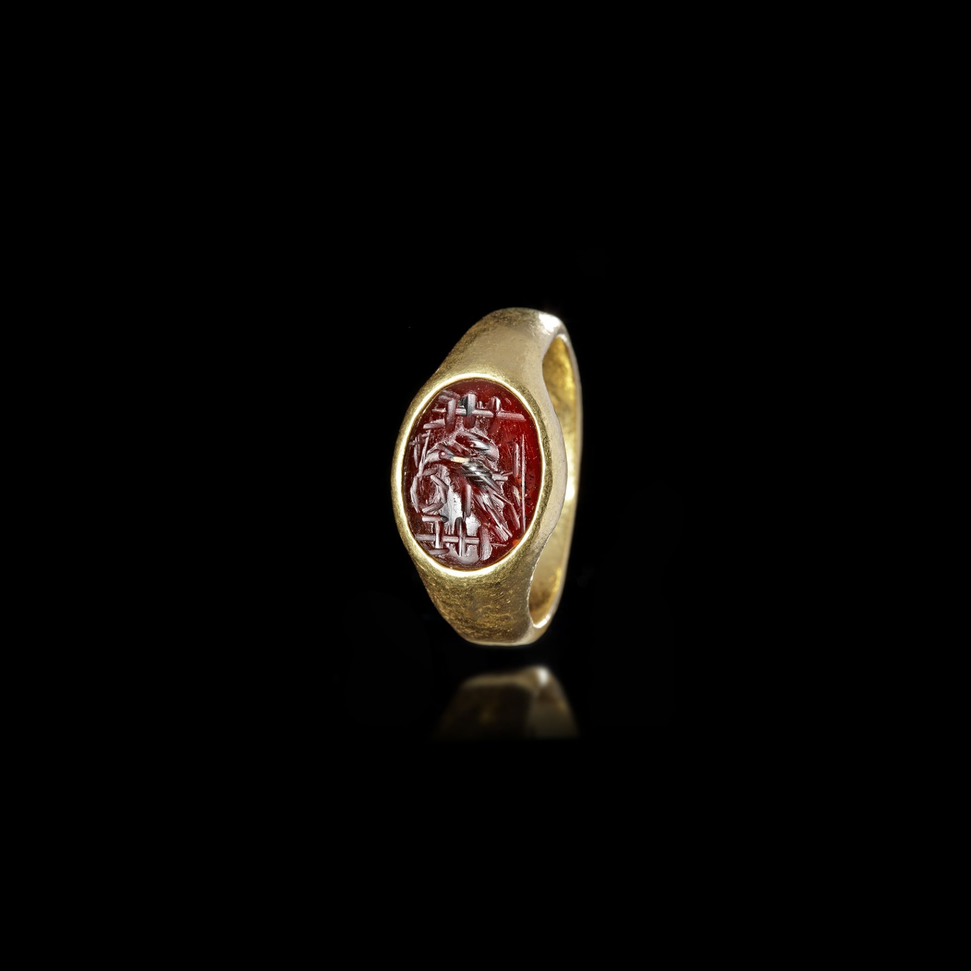 A ROMAN GOLD RING WITH AN INTAGLIO, 1ST-2ND CENTURY AD - Bild 2 aus 3