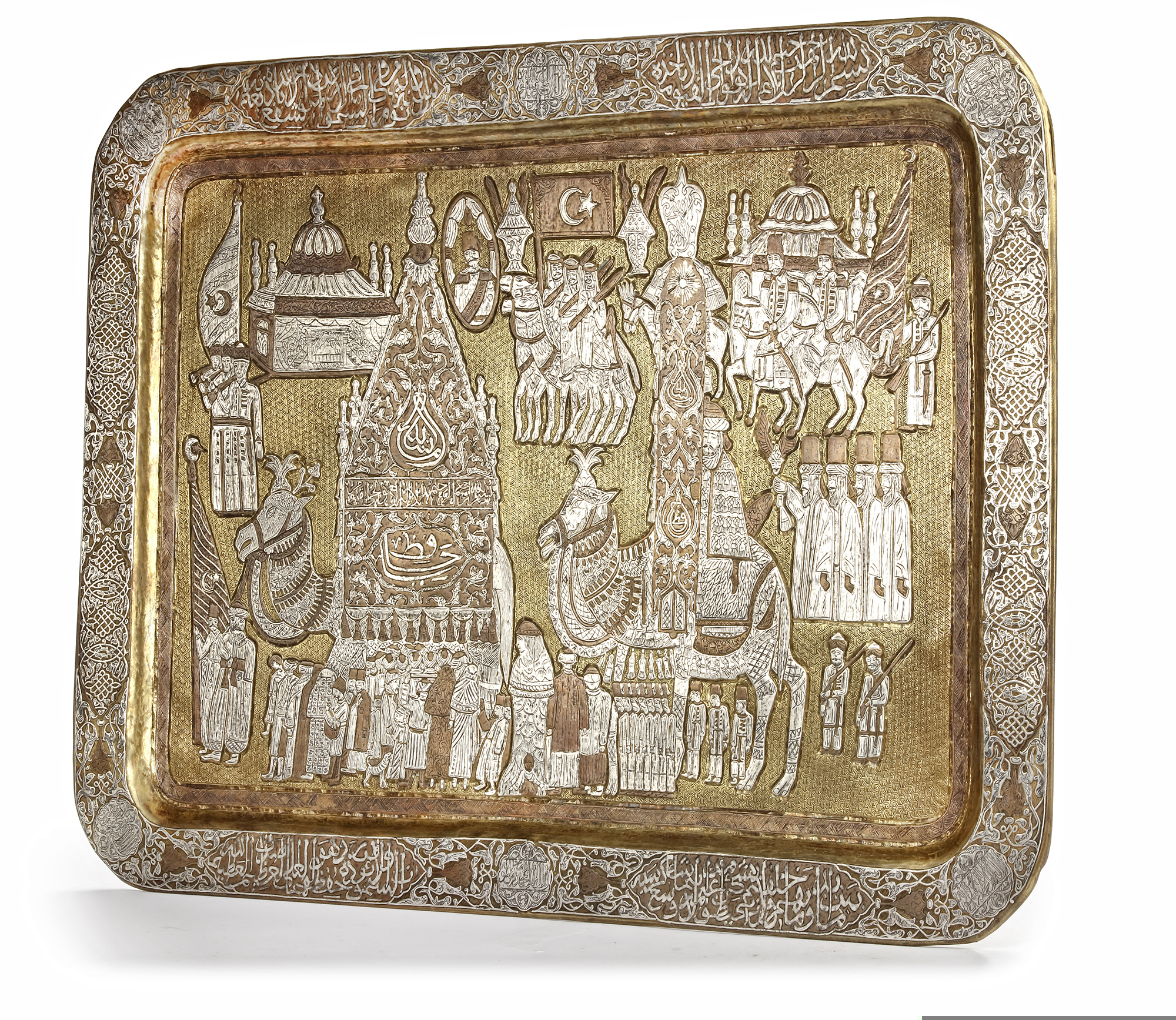 A LARGE MAMLUK REVIVAL SILVER AND COPPER INLAID BRASS TRAY DEPICTING THE MAHMAL PROCESSION TO MECCA, - Bild 3 aus 8