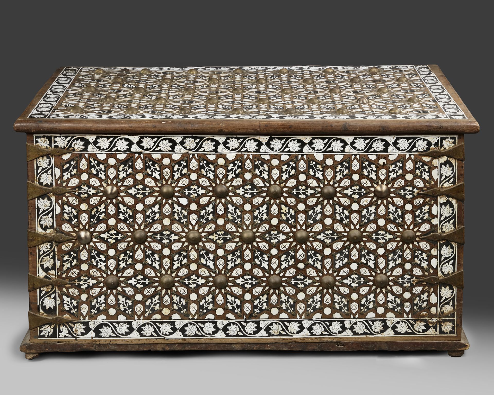 A LARGE OTTOMAN BONE INLAID WOODEN CHEST, SYRIA, LATE 19TH-EARLY 20TH CENTURY - Bild 3 aus 5