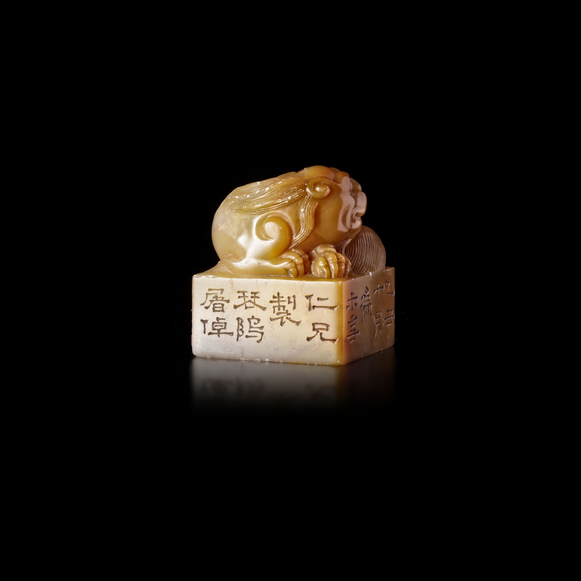A CHINESE CARVED 'LION' TIANHUANG SEAL, QING DYNASTY (1644-1911) - Image 2 of 3