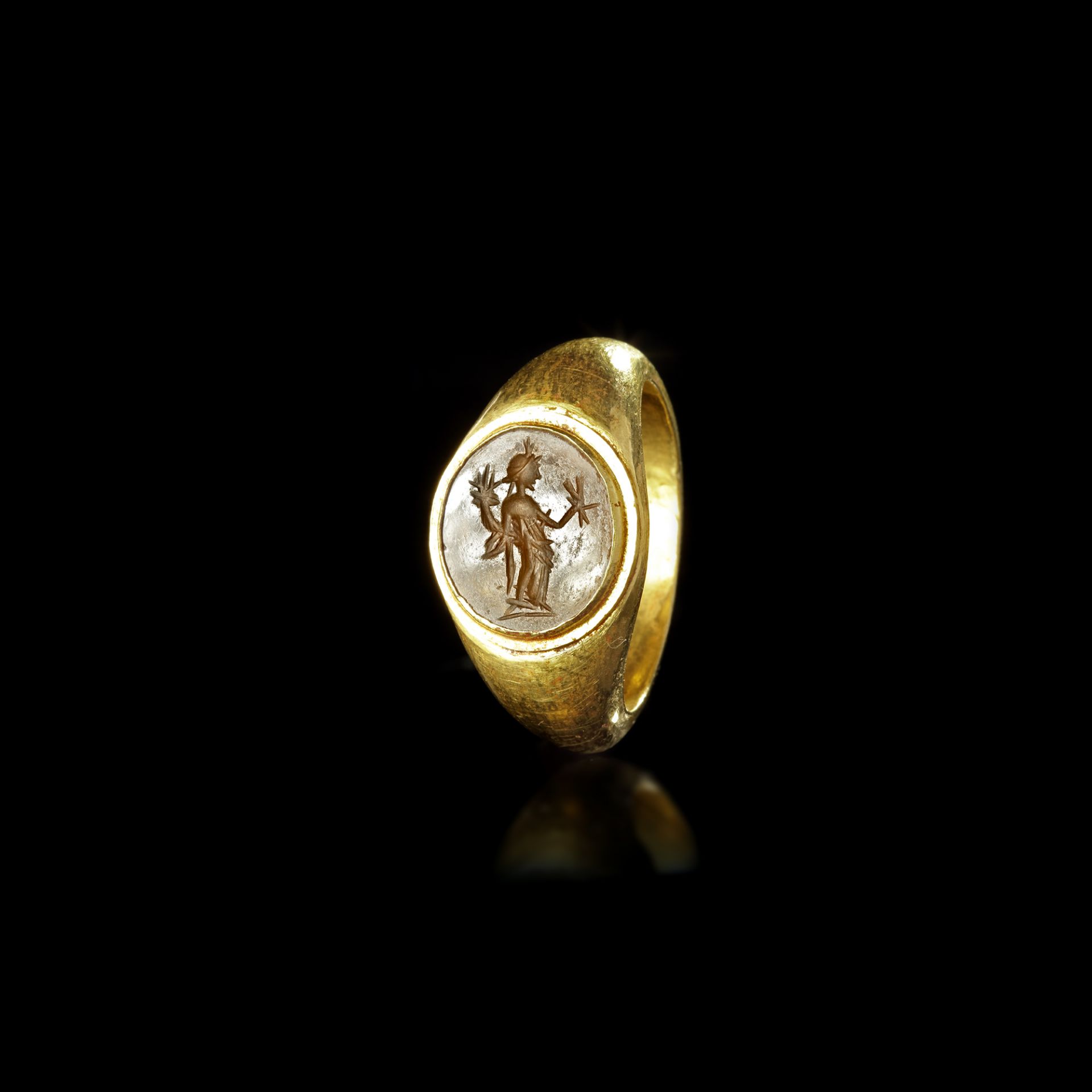 A ROMAN GOLD RING WITH AN INTAGLIO OF FORTUNA, 1ST-2ND CENTURY AD - Bild 3 aus 5