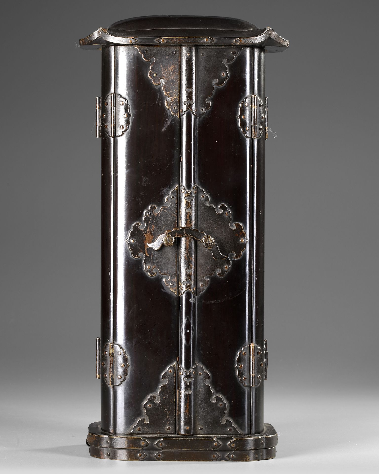 A JAPANESE WOOD LACQUER TRAVELLING SHRINE, ZUSHI, MEIJI PERIOD, 19TH CENTURY - Image 2 of 5
