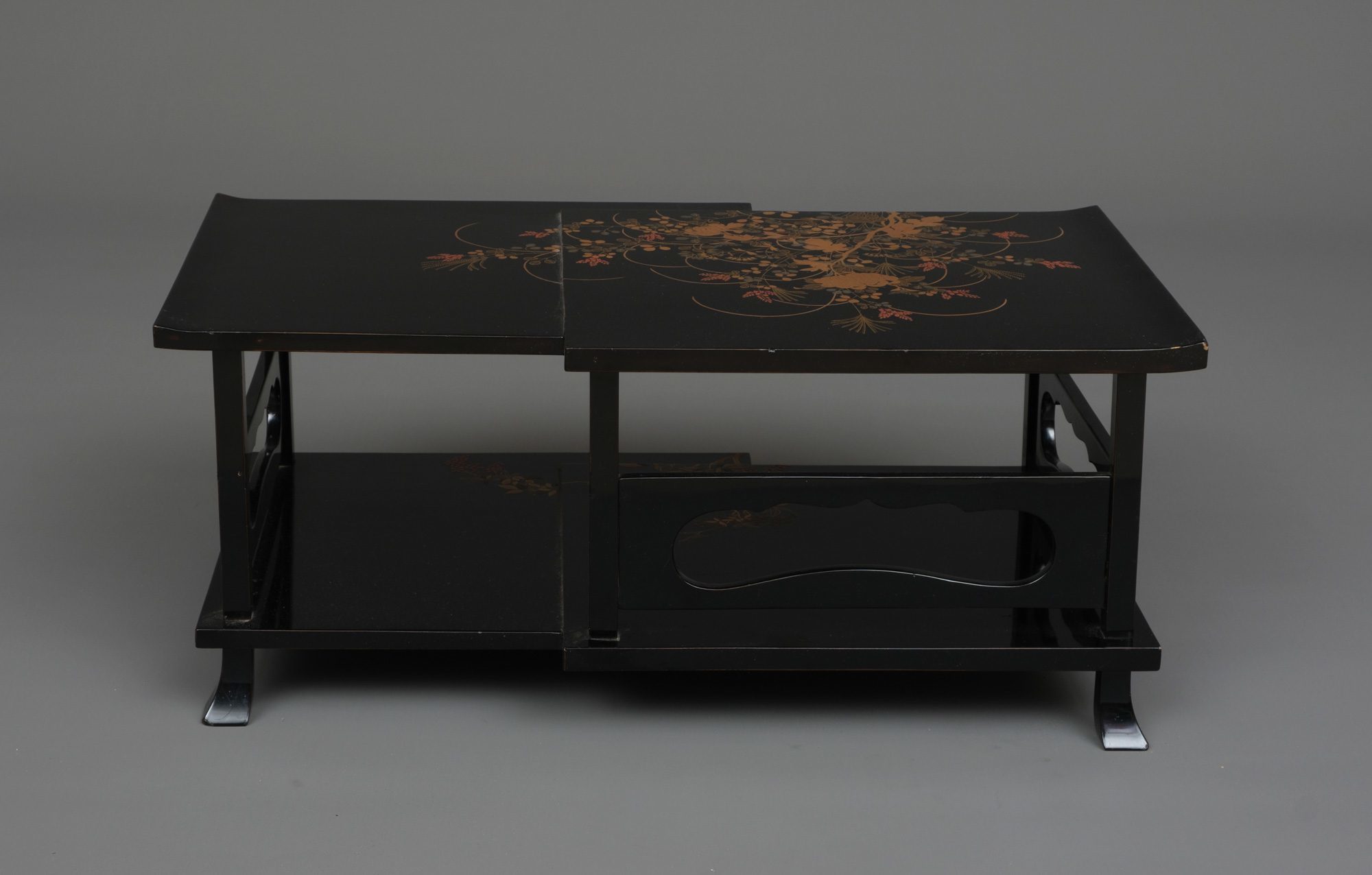 A JAPANESE LACQUER LOW TWO-TIERED DISPLAY TABLE, 1912-1926 (TAISHO PERIOD) - Image 4 of 15