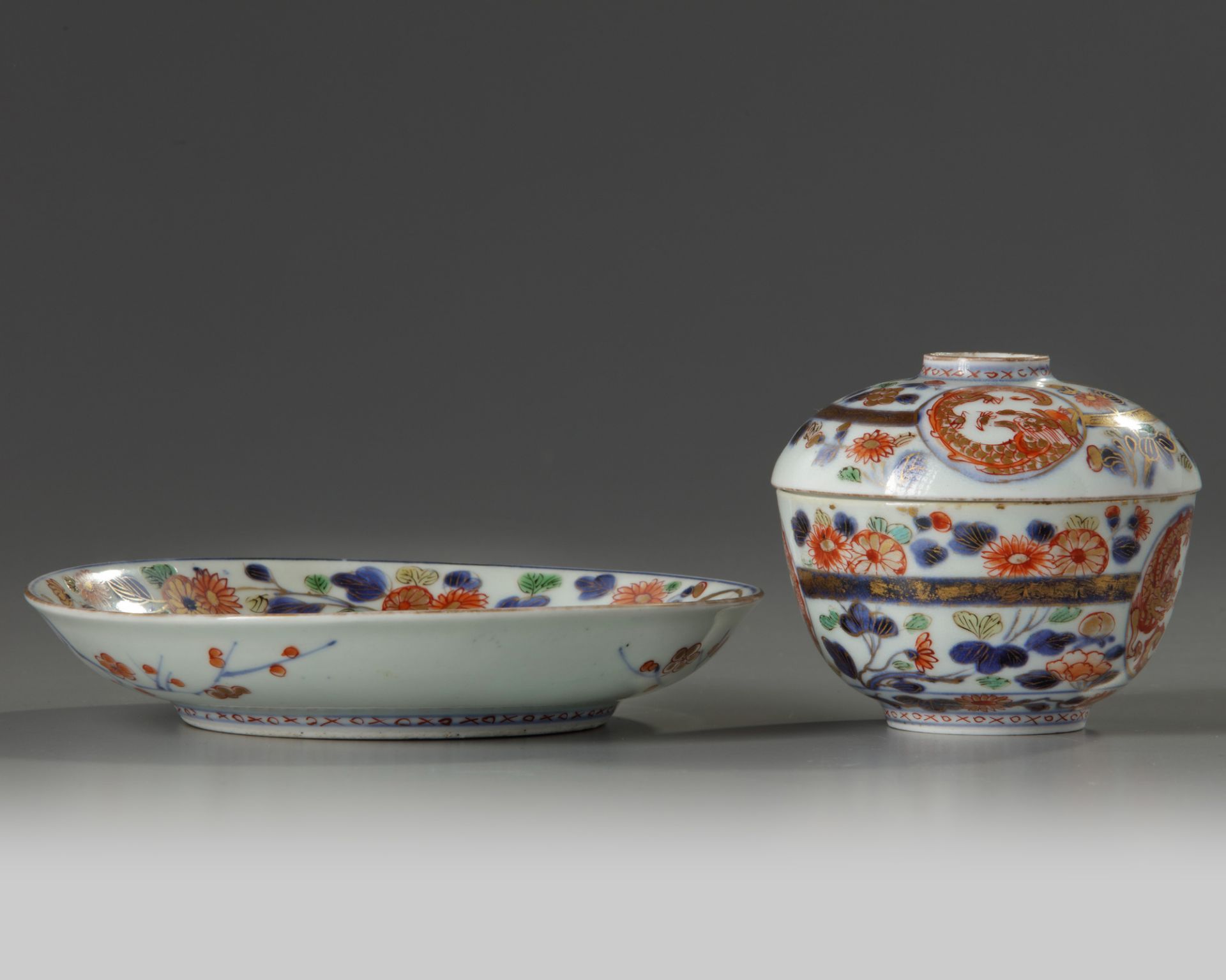 A JAPANESE IMARI TEACUP WITH COVER AND SAUCER, 17TH CENTURY - Image 5 of 6