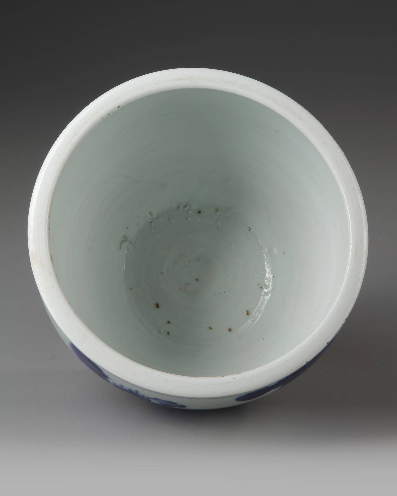A CHINESE BLUE AND WHITE SCROLL POT, QING DYNASTY (1644–1911) - Image 3 of 4
