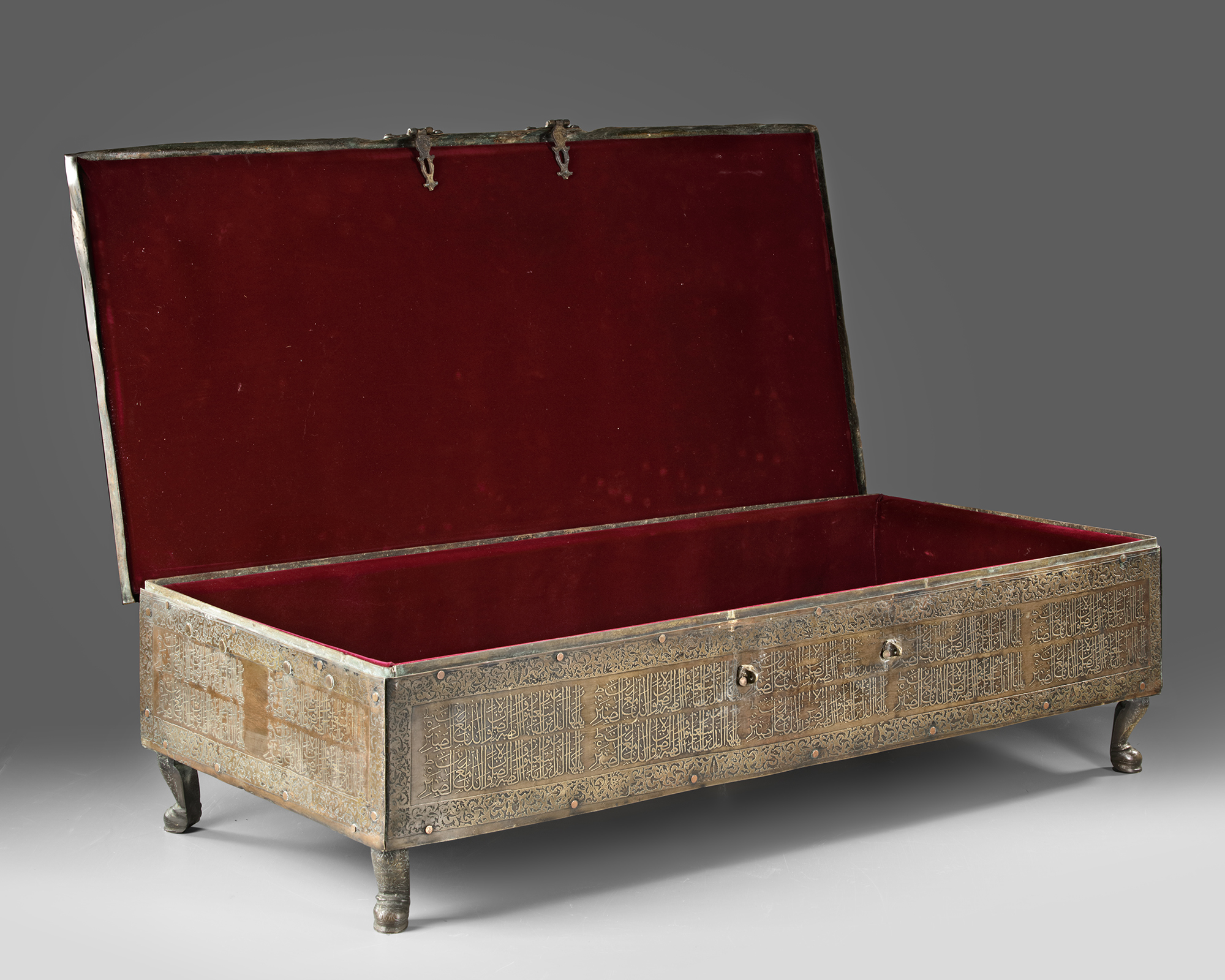 AN OTTOMAN GILT ENGRAVED BRASS BOX, 19TH CENTURY - Image 2 of 5
