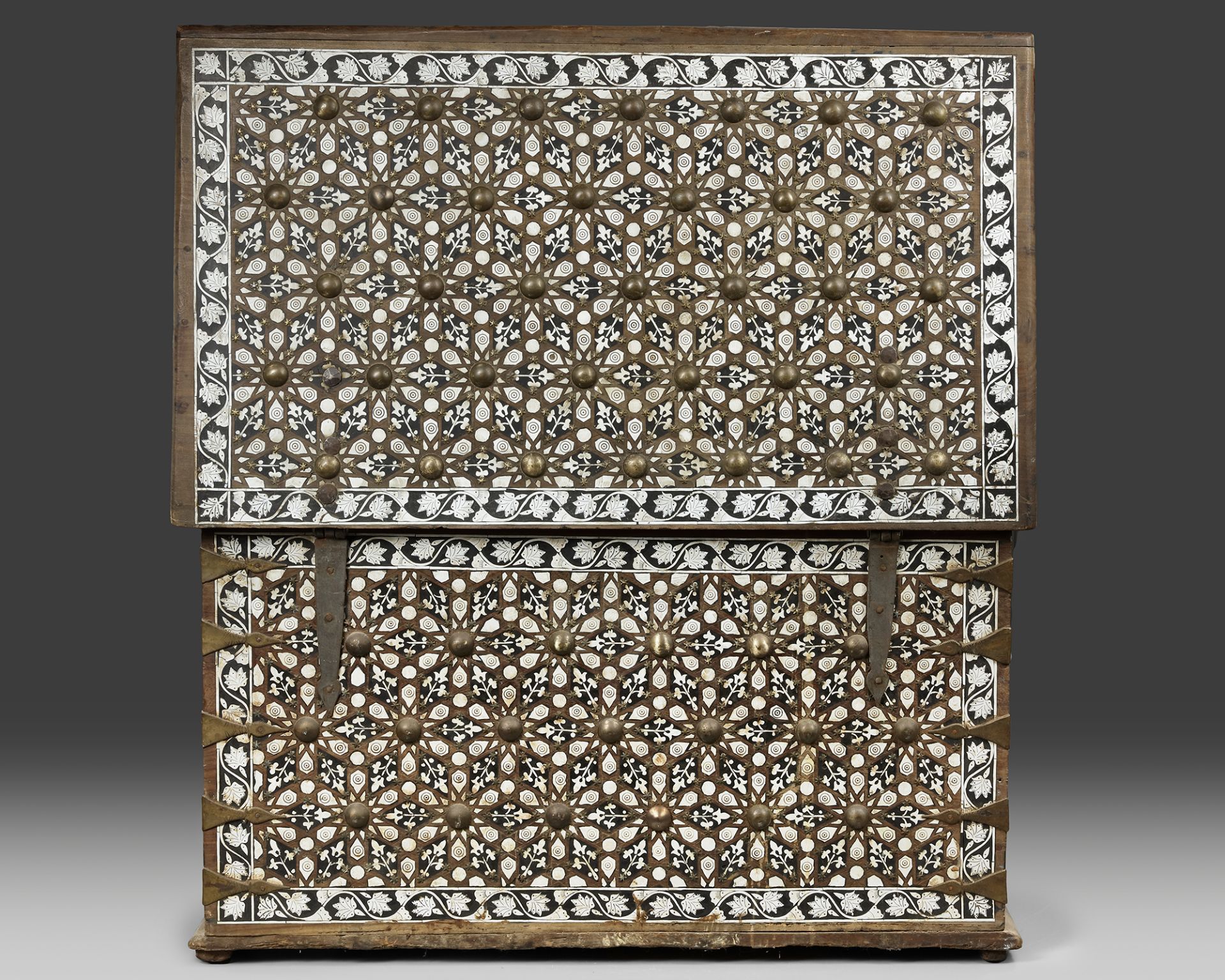 A LARGE OTTOMAN BONE INLAID WOODEN CHEST, SYRIA, LATE 19TH-EARLY 20TH CENTURY - Bild 5 aus 5