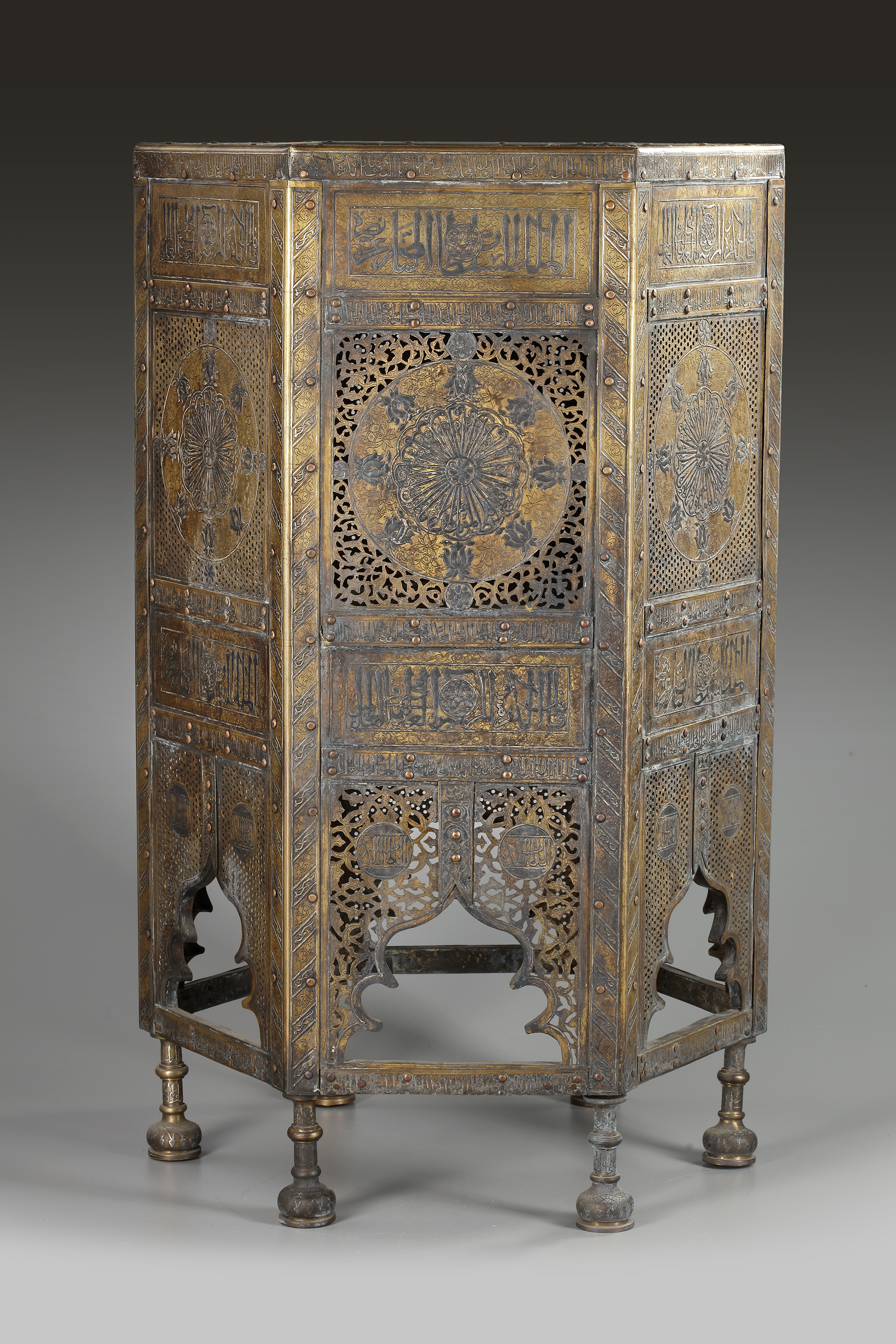 A LARGE CAIROWARE GOLD, SILVER AND COPPER INLAID BRASS KURSI, LATE 19TH CENTURY - Bild 4 aus 5