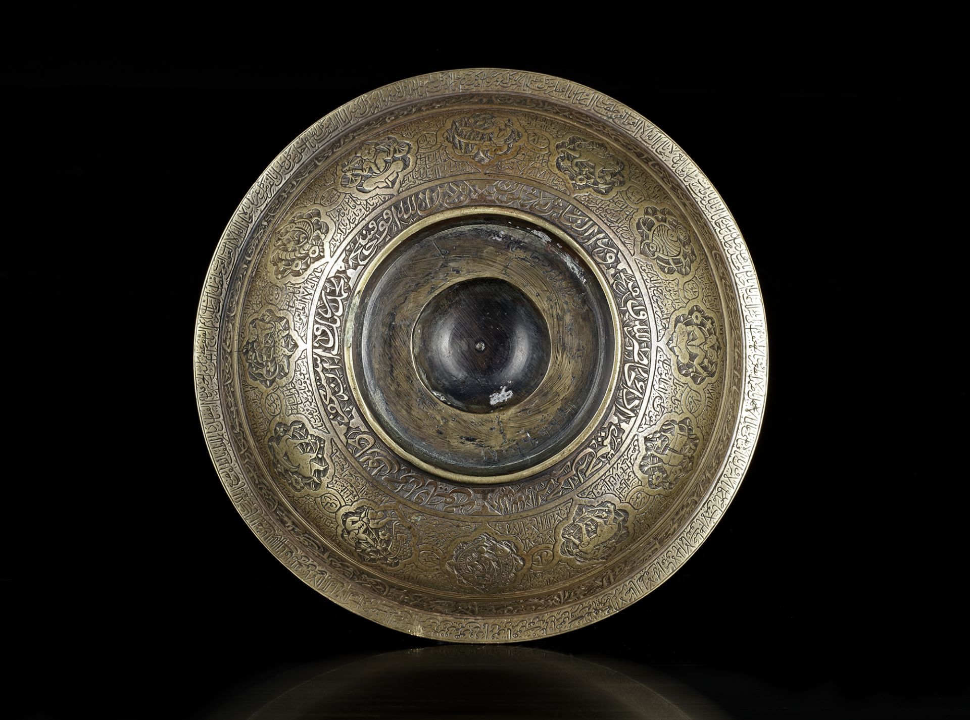 A FINE MUGHAL ENGRAVED BRASS TALISMANIC BOWL, INDIA, 17TH CENTURY - Bild 4 aus 4