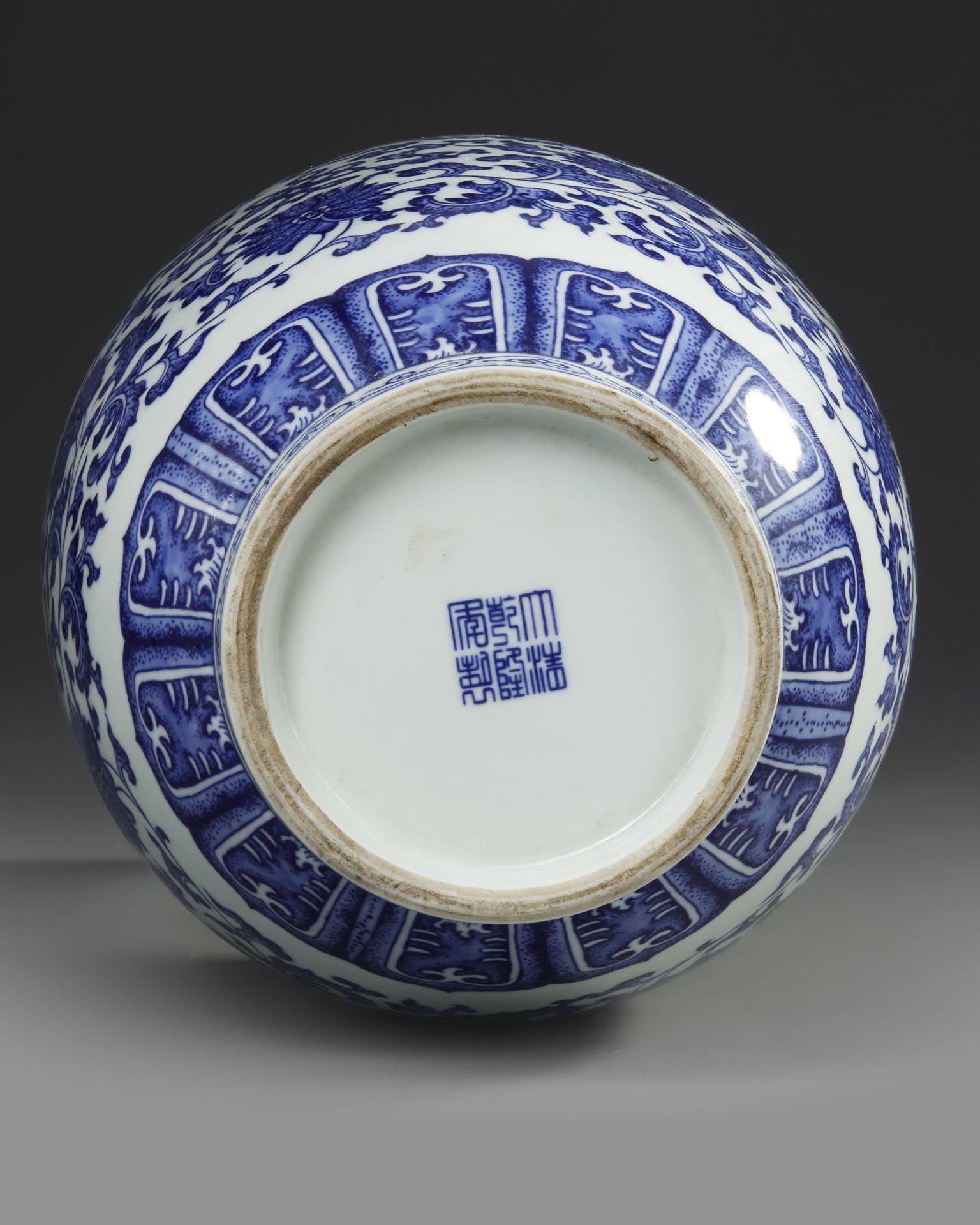 A CHINESE BLUE AND WHITE VASE, 19TH-20TH CENTURY - Image 4 of 4