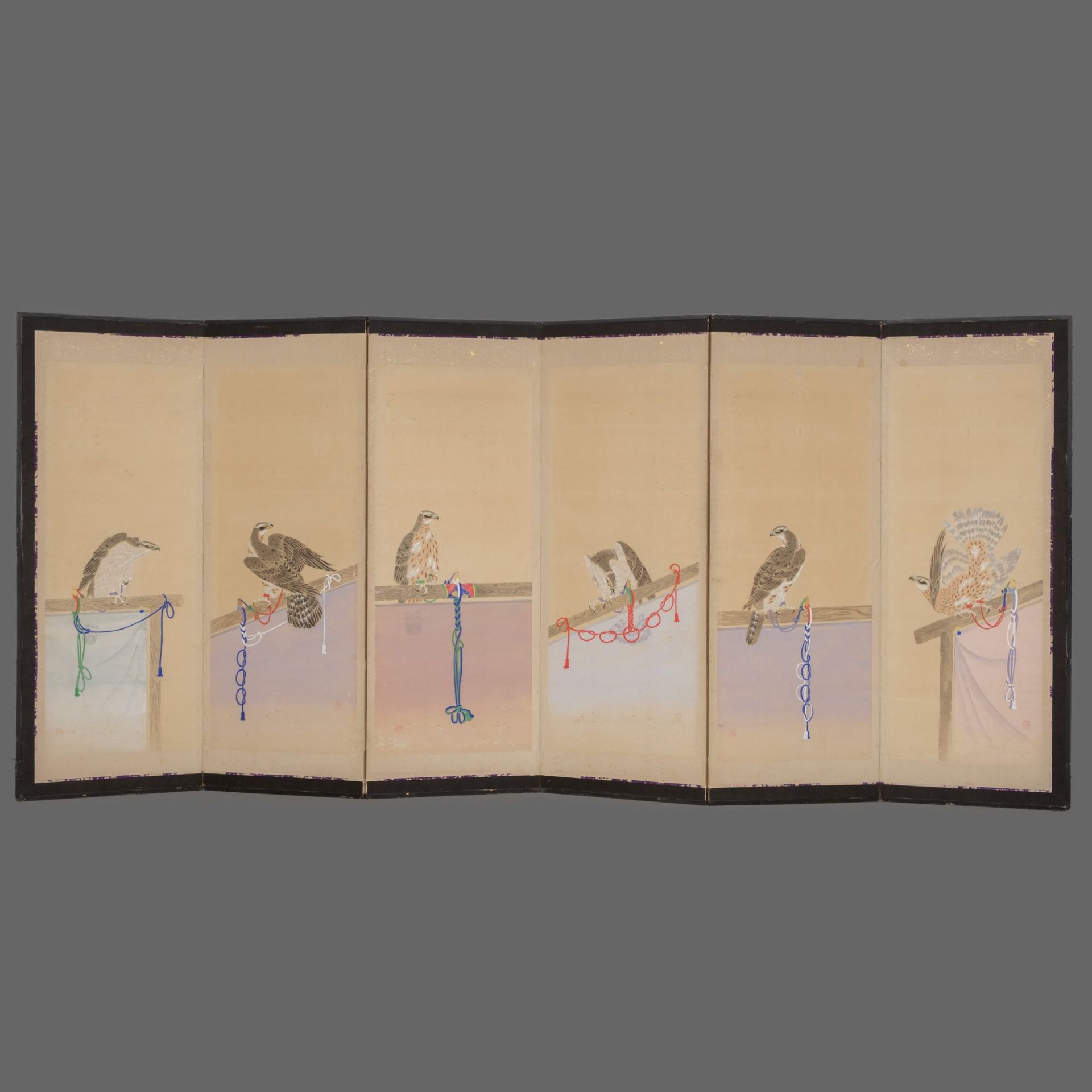 A LARGE JAPANESE SIX-PANEL SCREEN WITH HAWKS, FIRST HALF 19TH CENTURY (LATE EDO PERIOD) - Bild 2 aus 11