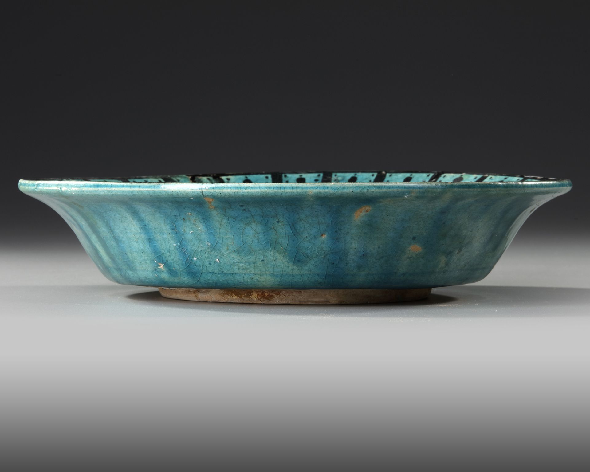 A RAQQA TURQUOISE-GLAZED POTTERY DISH, SYRIA, EARLY 13TH CENTURY - Image 5 of 8