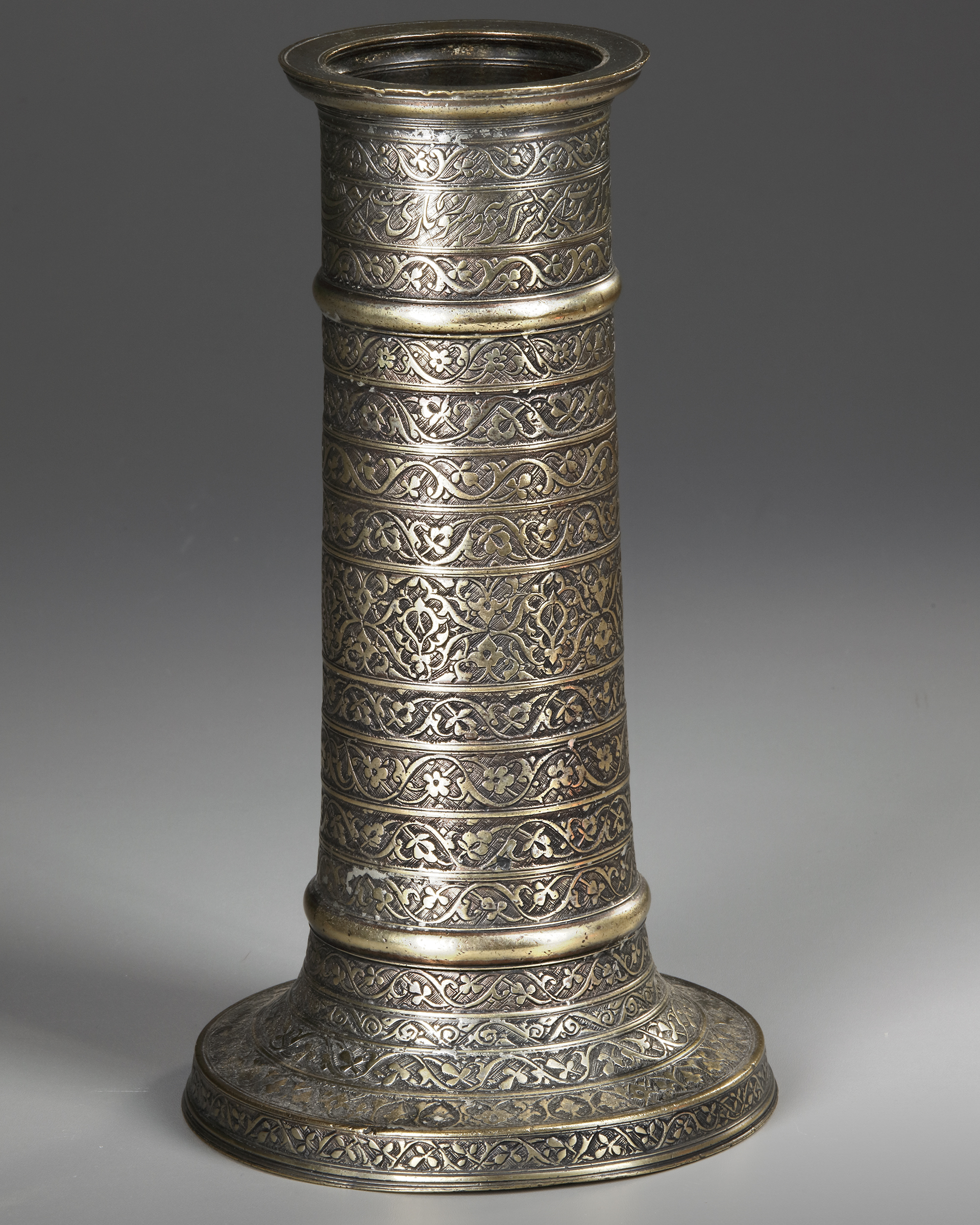 A SAFAVID BRASS TORCH STAND (SHAMDAN), PERSIA, 17TH CENTURY - Image 3 of 8